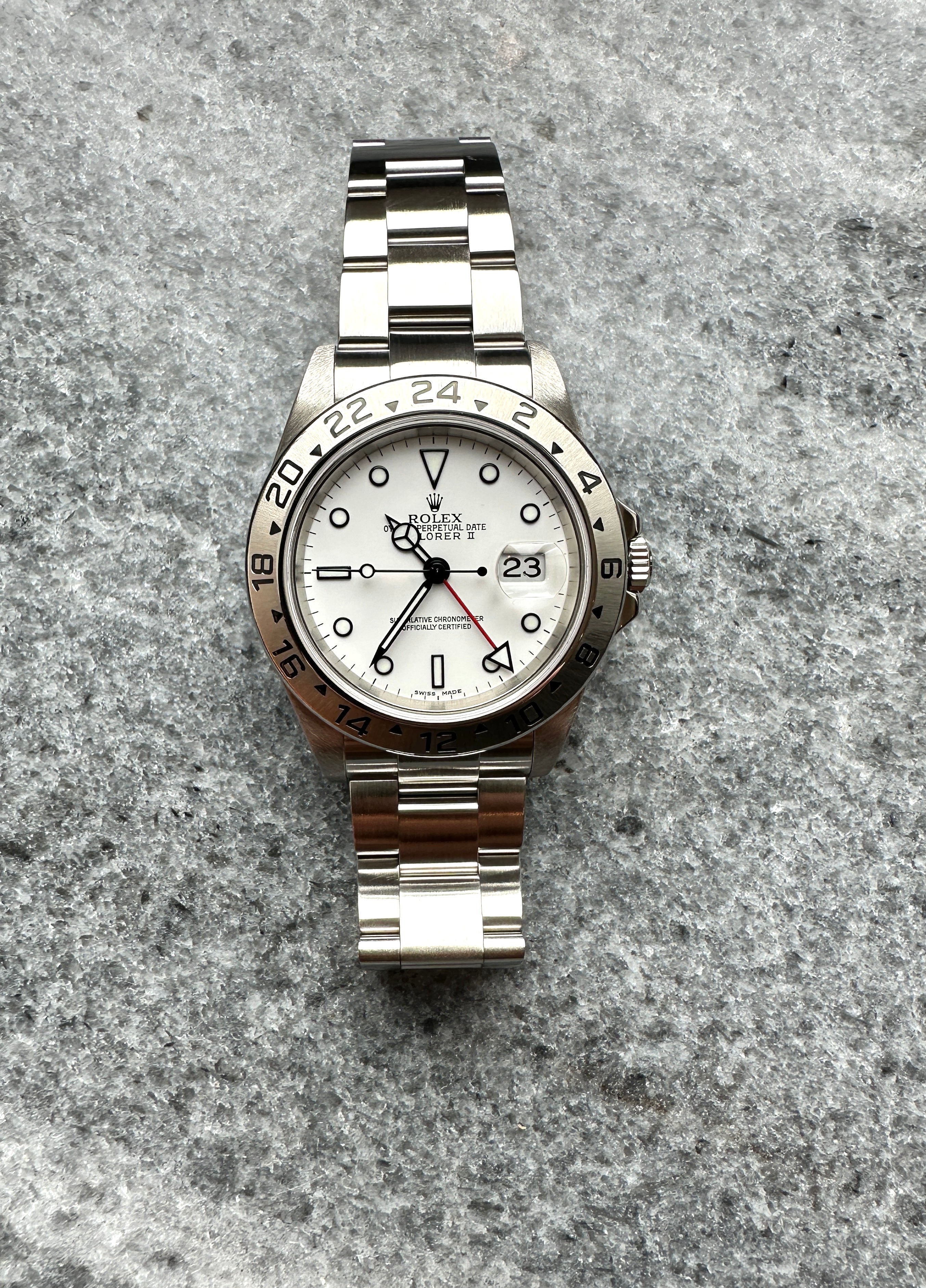 Rolex White Polar Dial 16570T von 2005, Frontansicht, Stahlgehäuse, weisses Zifferblatt mit 11 Indizes und Datumsanzeige