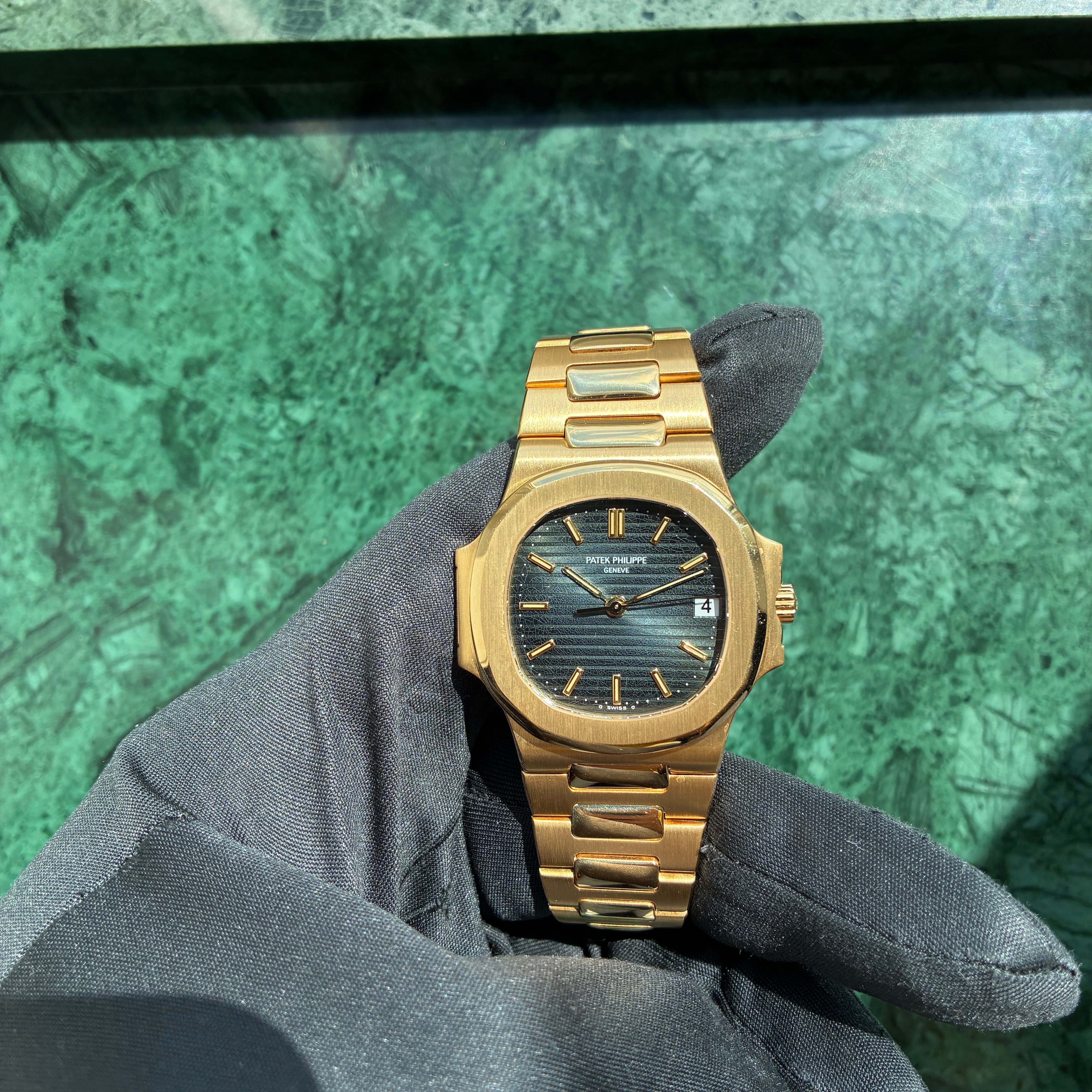 Patek Philippe Nautilus Gold 3800/001 / Tritium & Sigma / Patek Serv. 2024 / No Stretch / Full Links / On Stock / Full Set + CUFFLINKS / Germany 1991