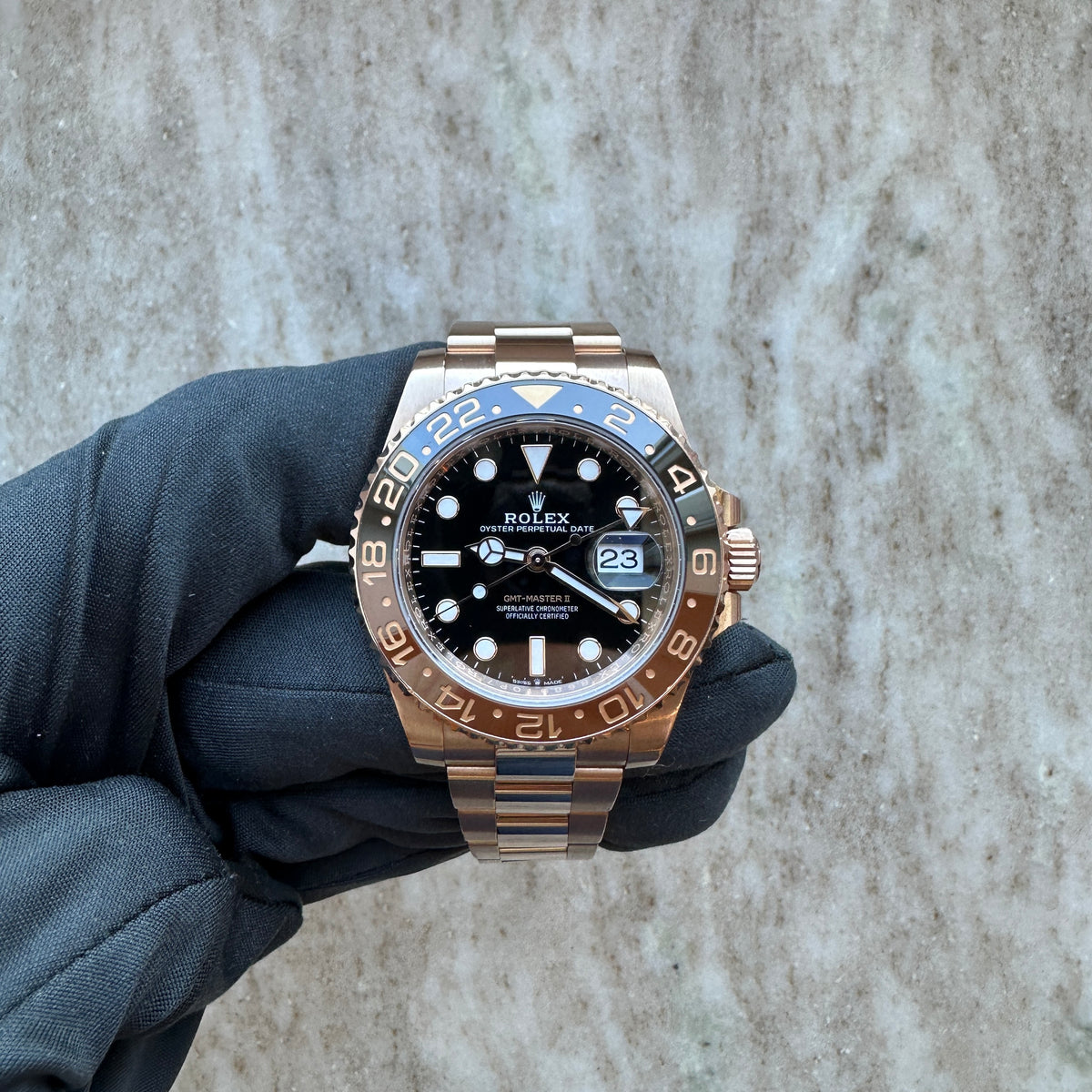 Rolex GMT-Master II / Rootbeer / Roségold / Full-Set / LC100 / 2018, Vorderansicht mit Zifferblatt, Armband und Krone vor neutralem Hintergrund