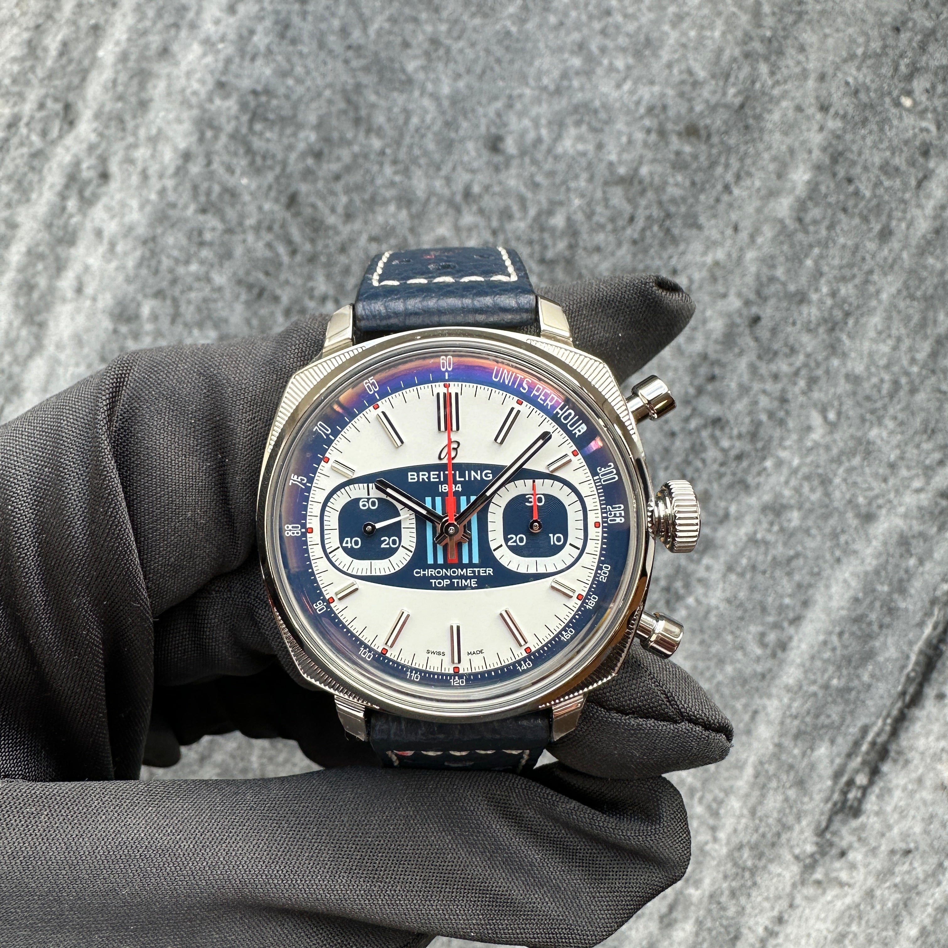 Breitling Top Time B01 Martini Racing Chronograph mit weißem Zifferblatt und blauem Lederarmband