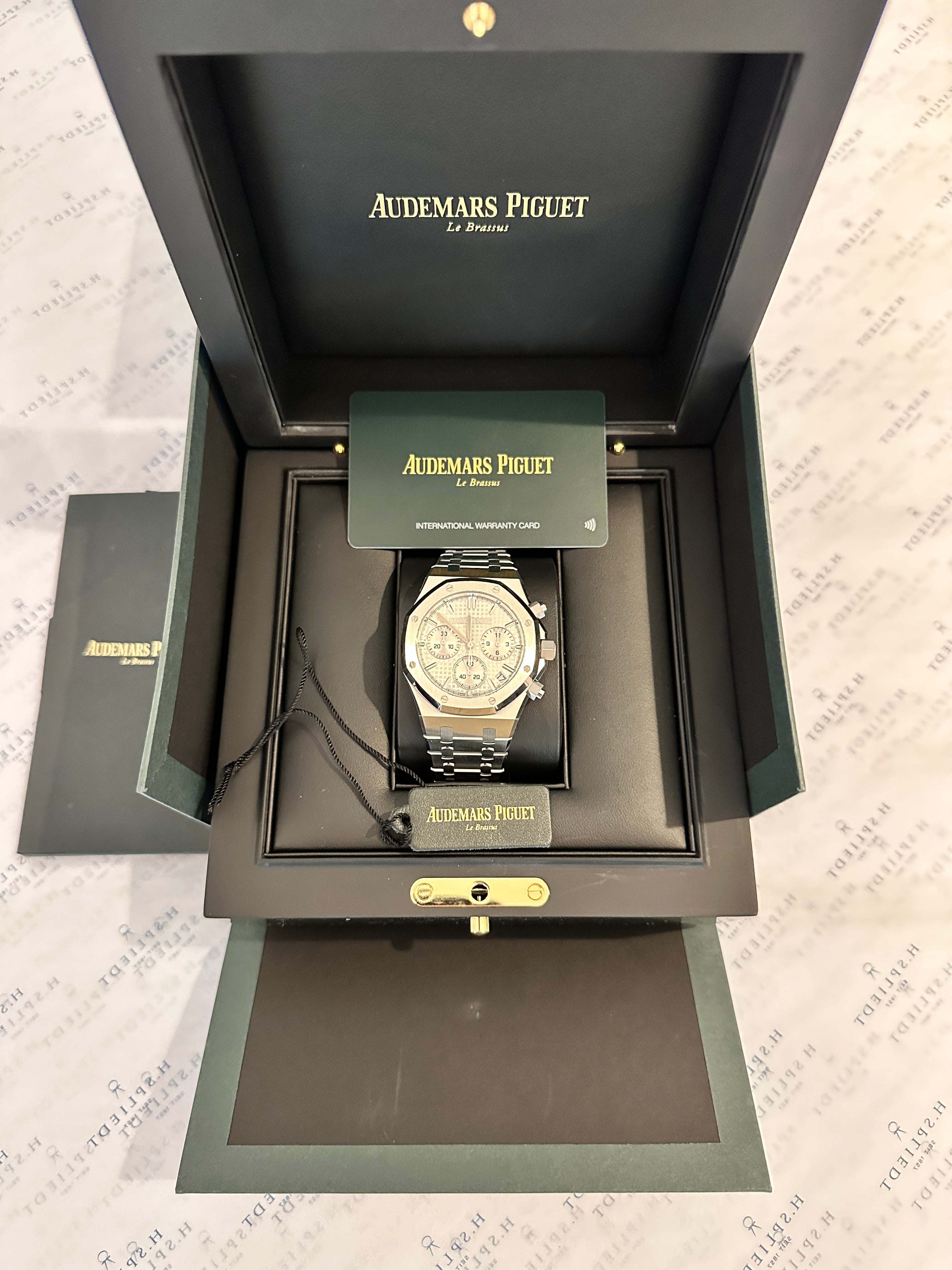 Audemars Piguet Royal Oak Chrono 41mm Stahl in geöffneter Box mit Garantiekarte