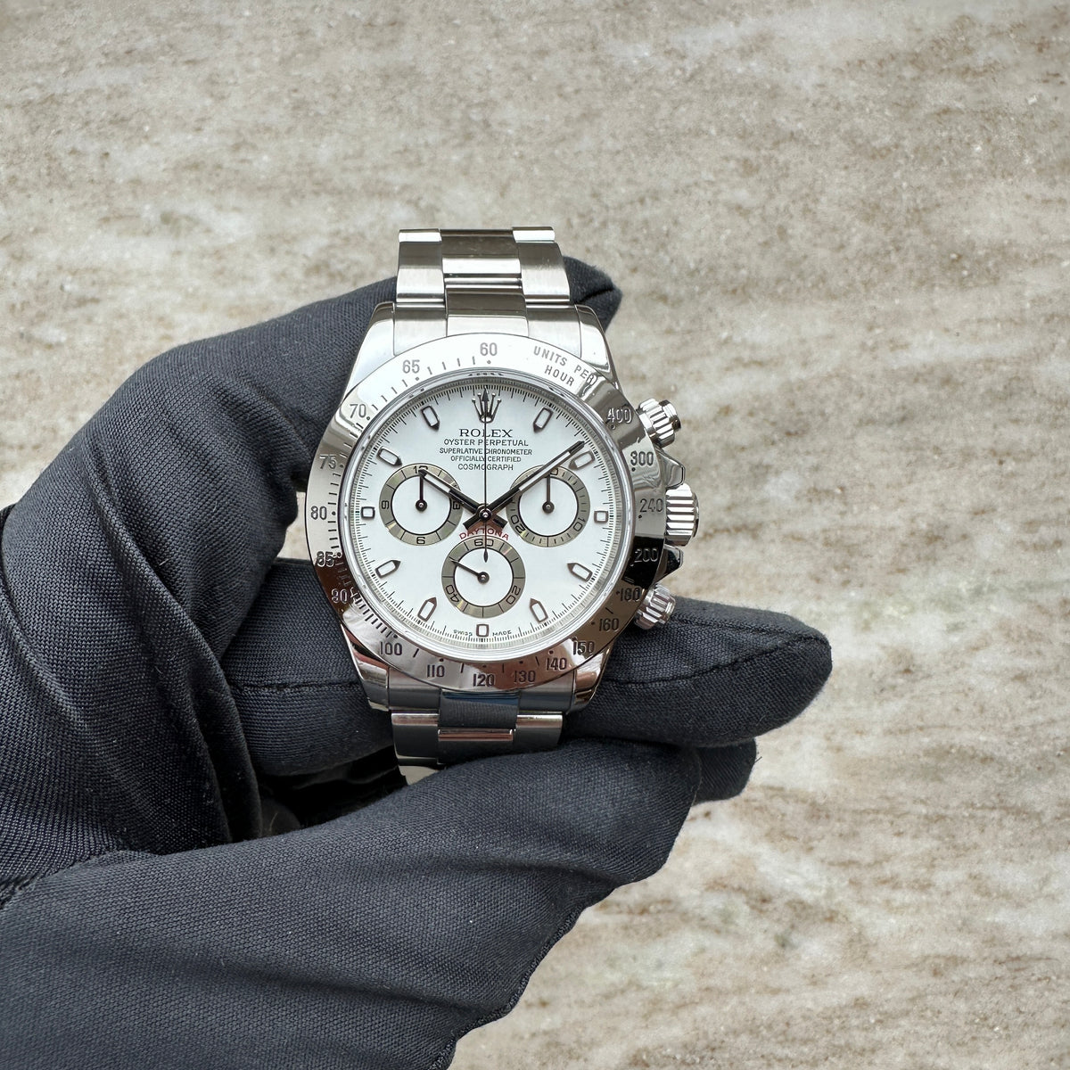 Rolex Daytona white Dial 116520 / very good Condition / Full Set / LC100 / 2002, Vorderansicht mit Zifferblatt, Krone und Drückern vor neutralem Hintergrund