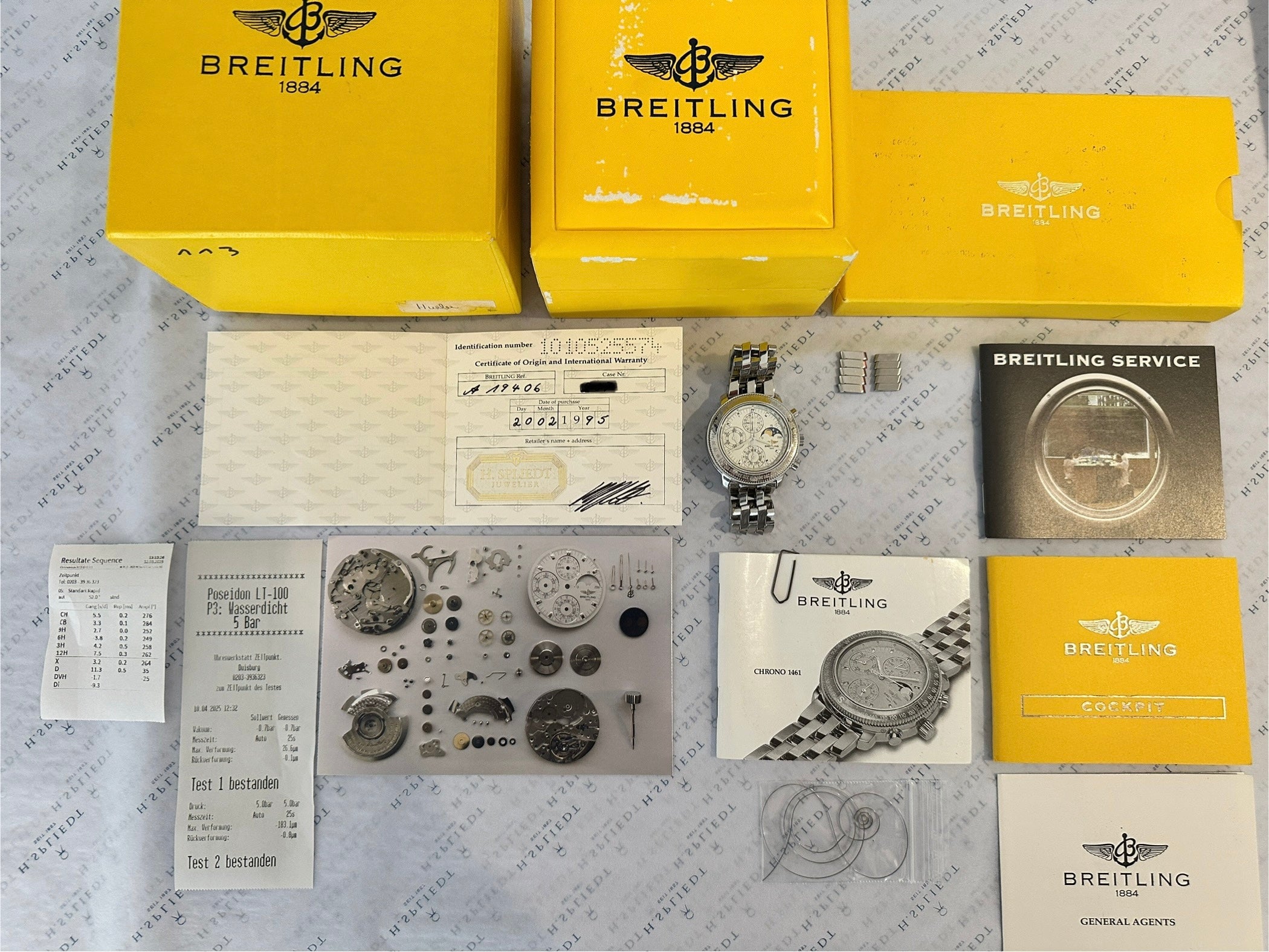 Breitling Astromat Chronograph Moon Phase 1995 Full Set mit Dokumenten und Uhrwerkskomponenten im Hintergrund