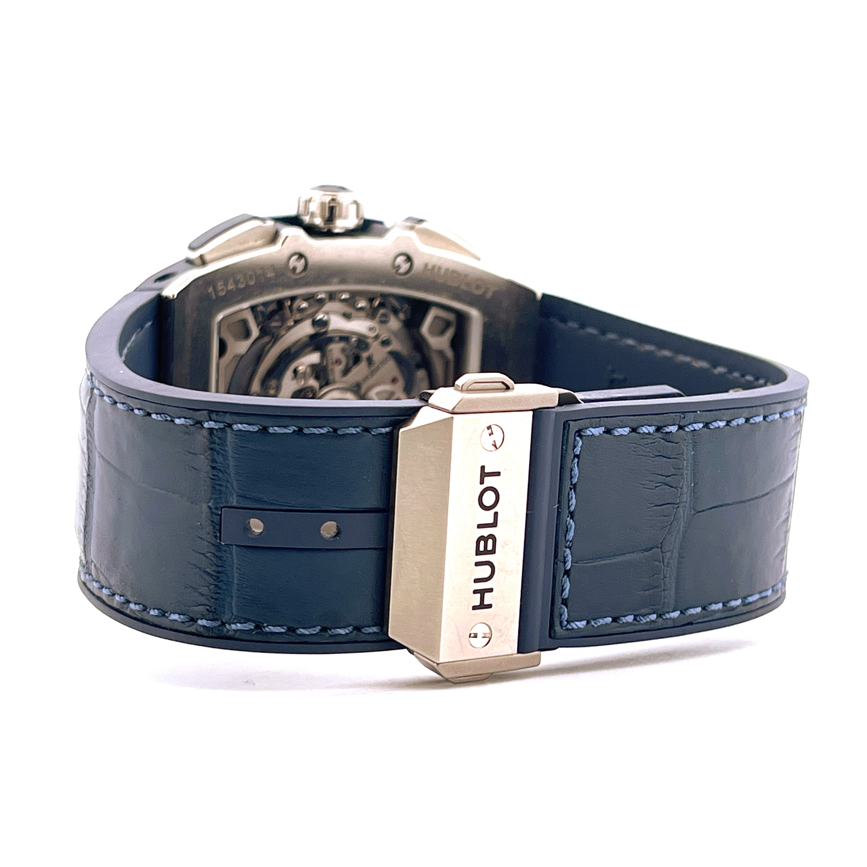 Hublot Spirit Of Big Bang Blue Titan, Rückansicht der Automatik Uhr mit blauem Krokodillederarmband und Titan-Faltschließe