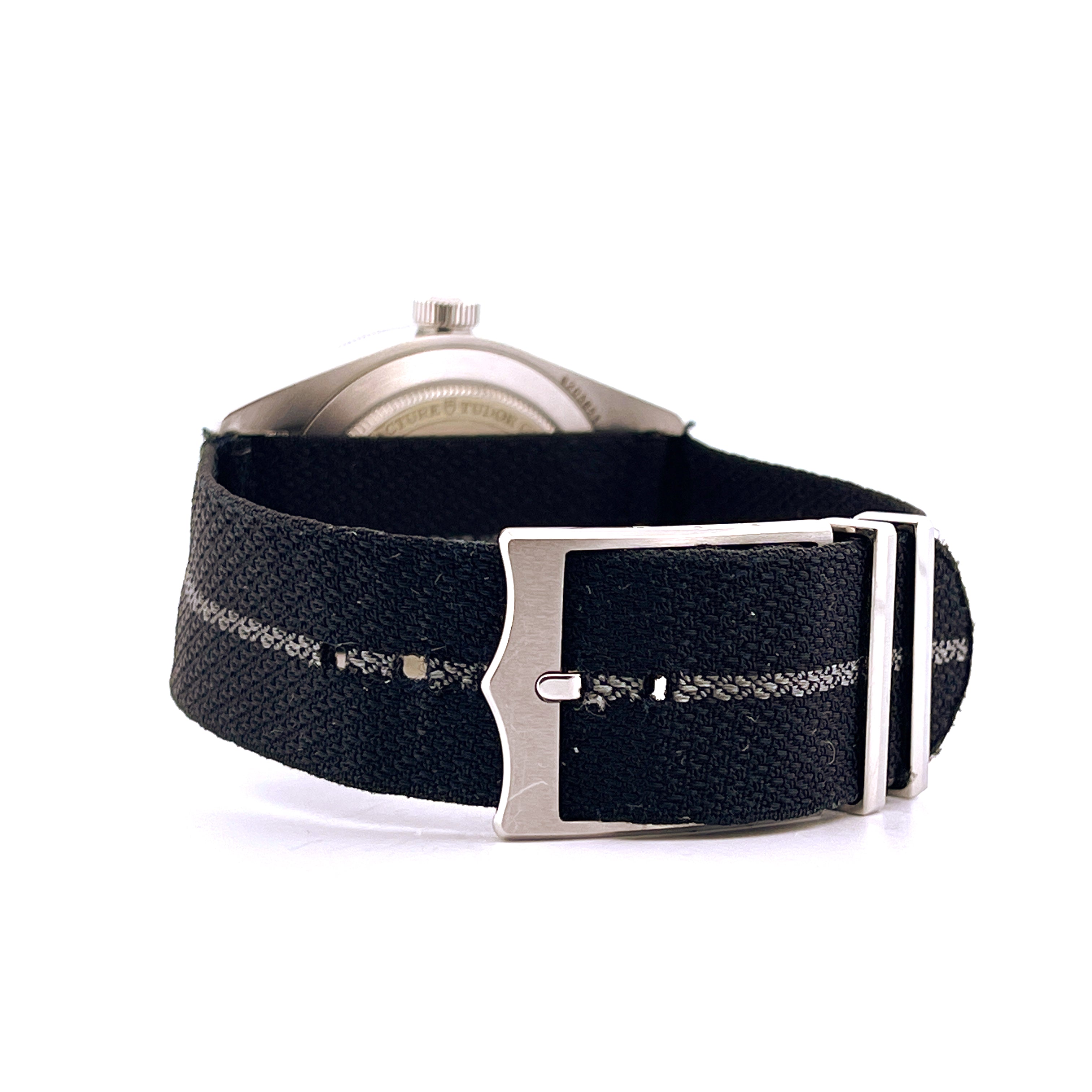 Seitenansicht einer Tudor Black Bay Fifty-Eight Navy Blue (2022) mit schwarzem Textilarmband und Stahlschließe