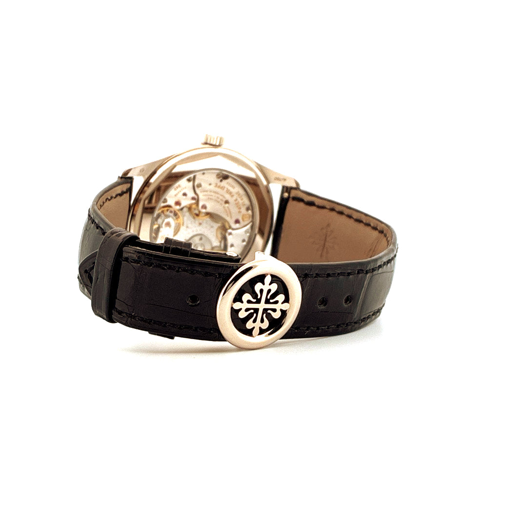Patek Philippe Calatrava 6006G-001 Rückseite mit schwarzem Lederarmband und Patek-Logo Schließe