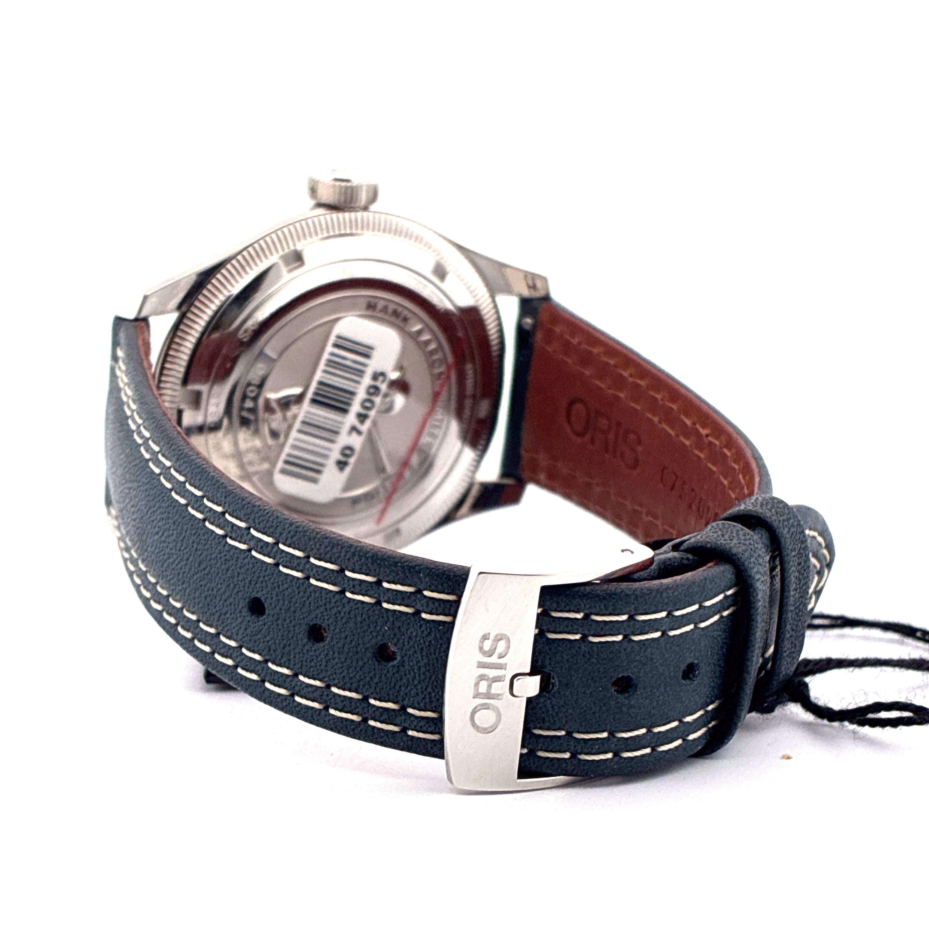 Rückansicht einer Oris Big Crown mit blauem Lederarmband und Edelstahlschließe