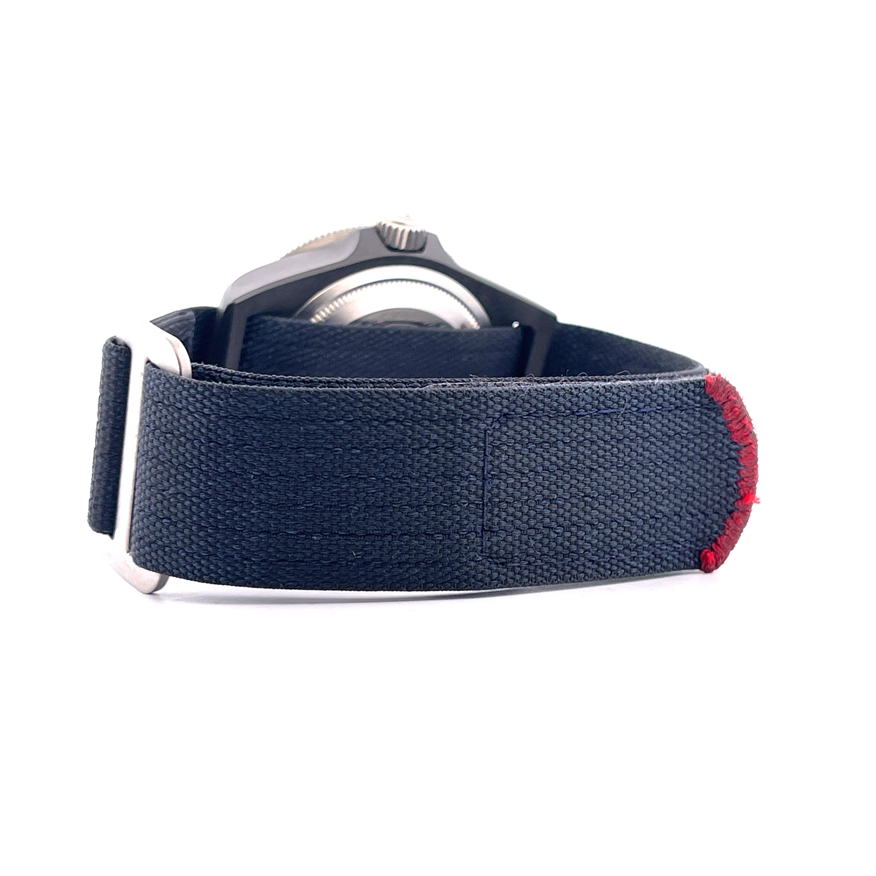 Seitenansicht des Tudor Alinghi Red Bull Pelagos Fxd Racing Carbon Armbands mit roter Naht