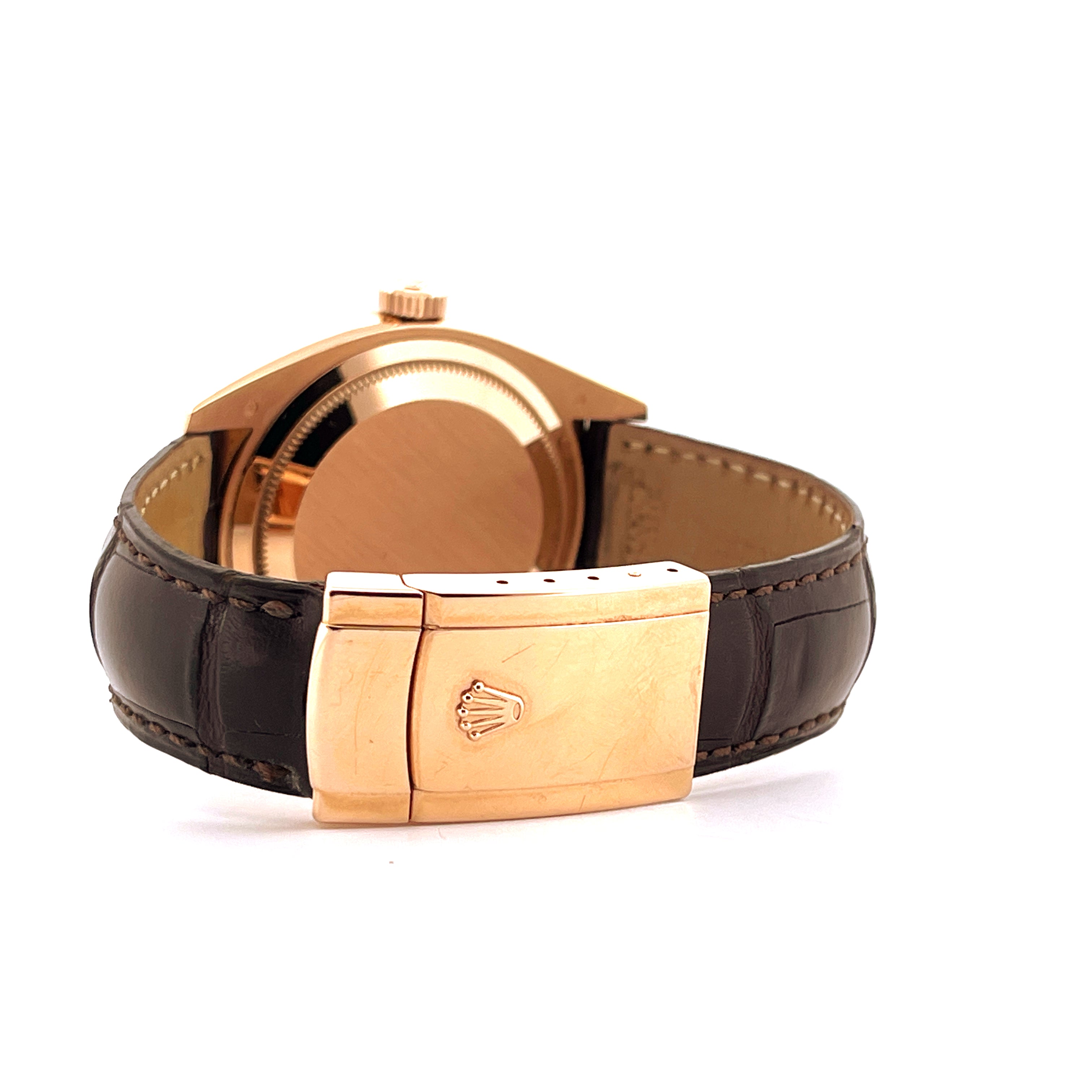Rückseitenansicht einer Rolex Sky-Dweller Roségold mit braunem Lederarmband und goldener Schließe auf weißem Hintergrund