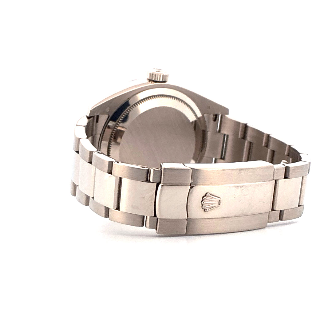 Rolex Sky Dweller 42mm Weißgold aus dem Jahr 2013, Seitenansicht mit Armband und Schließe mit Kronenlogo