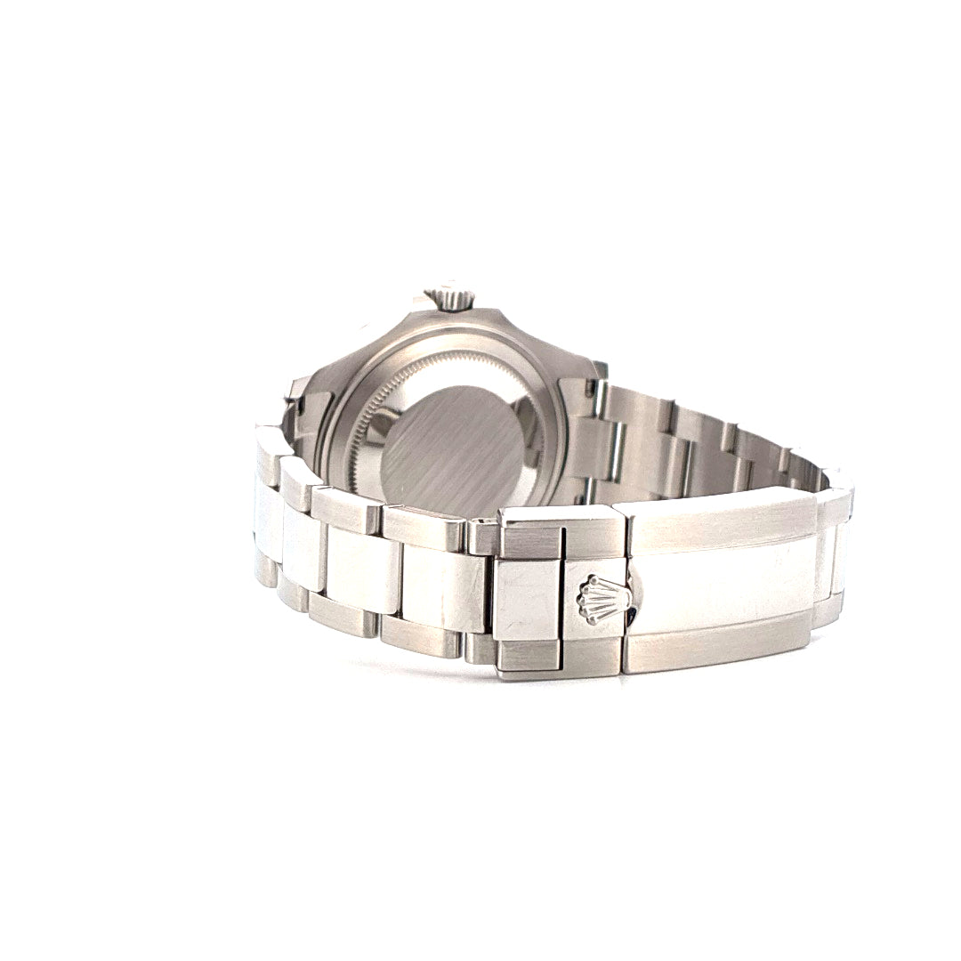 Rolex Yacht-Master 37 Gehäuse aus Edelstahl, Seitenansicht des Armbands mit Schließe und Rolex-Krone