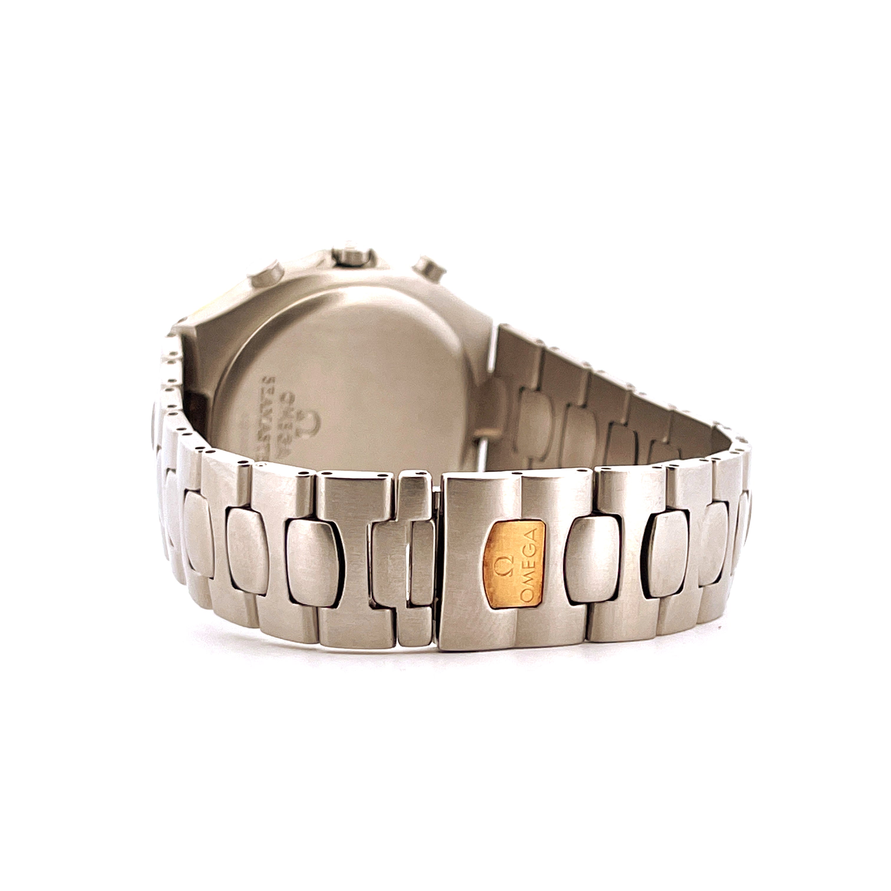 Seitenansicht eines Omega Seamaster Polaris Chronographen aus Stahl und Gold mit seinem charakteristischen Armband