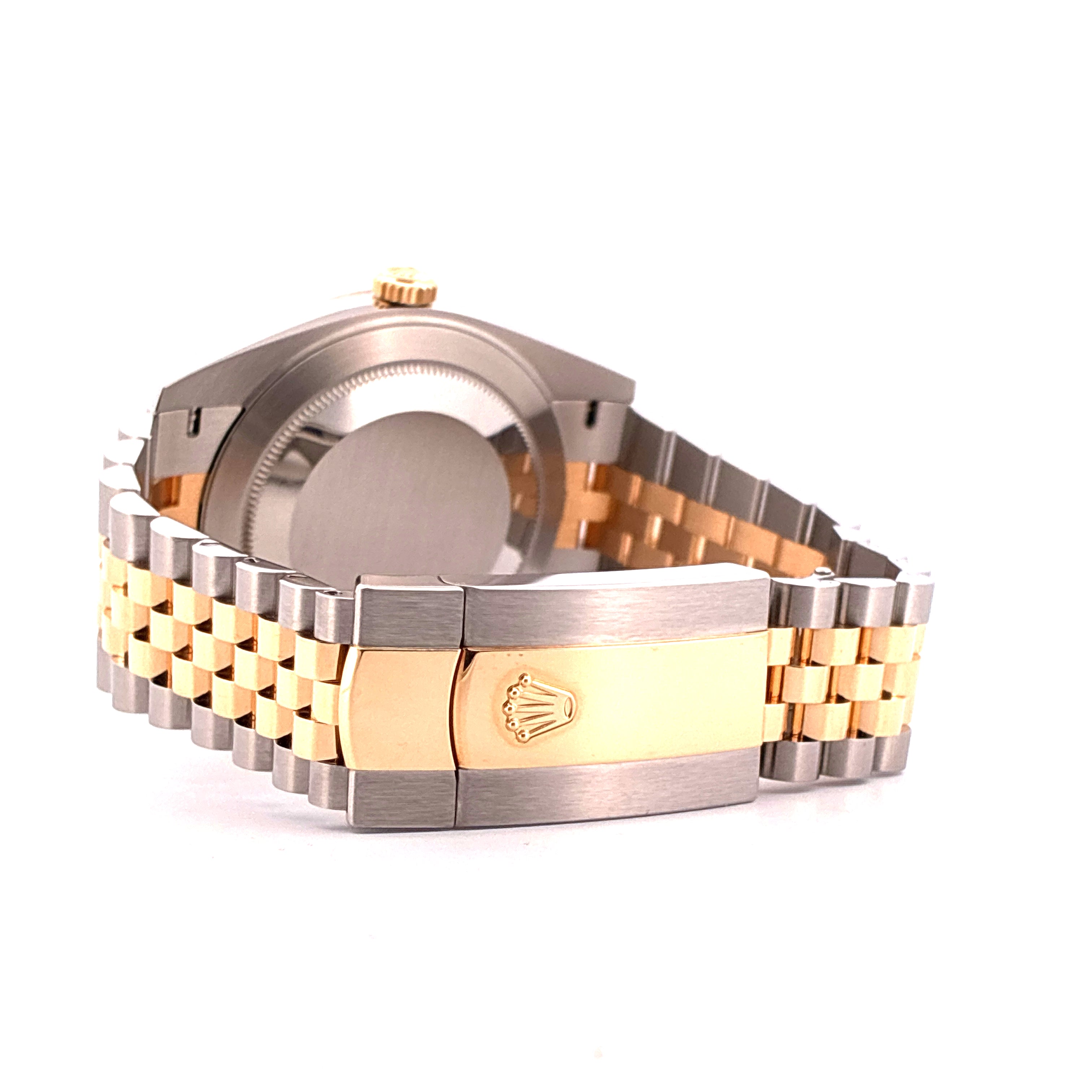 Rolex Datejust 41 bicolor von der Seite aufgenommen, das gold-silberne Armband und die Schließe mit Rolex-Krone sind sichtbar