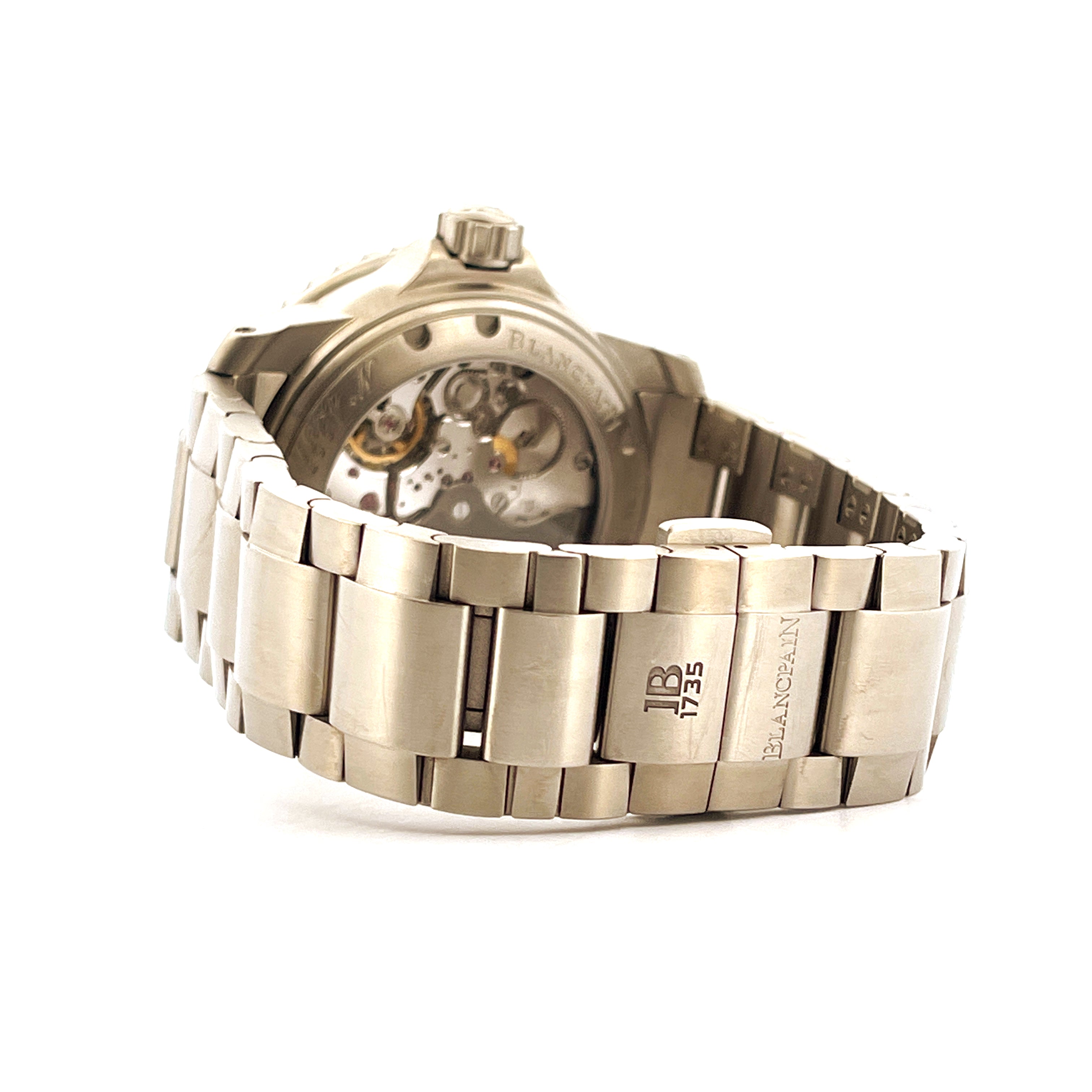 Rückansicht einer Blancpain Fifty Fathoms Automatique mit Titanarmband vor weißem Hintergrund