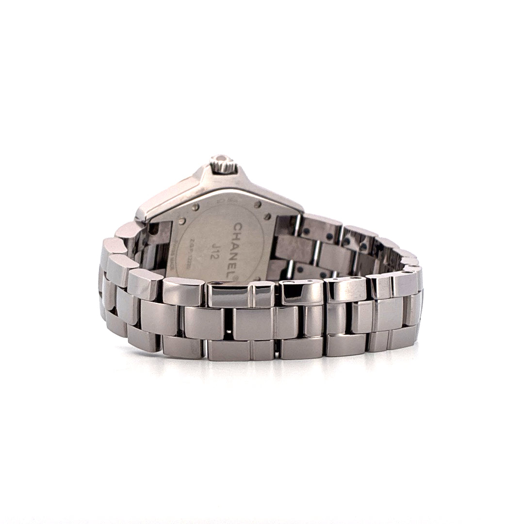 Chanel J12 33mm aus Keramik, Seitenansicht mit dem Armband im Vordergrund auf weißem Hintergrund