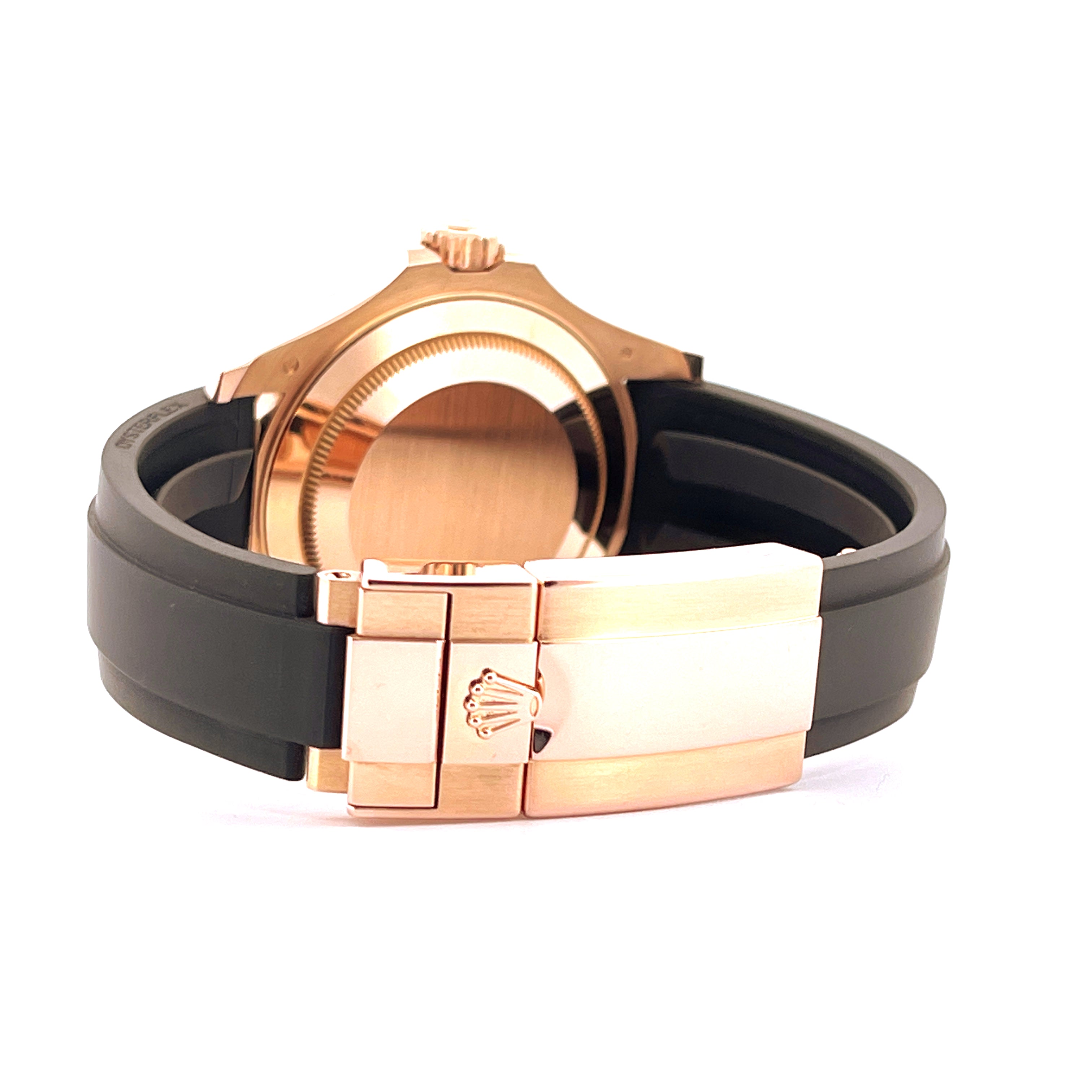Rückseitenansicht einer Rolex Yacht-Master 40 aus Roségold mit schwarzem Kautschukband und Schließe
