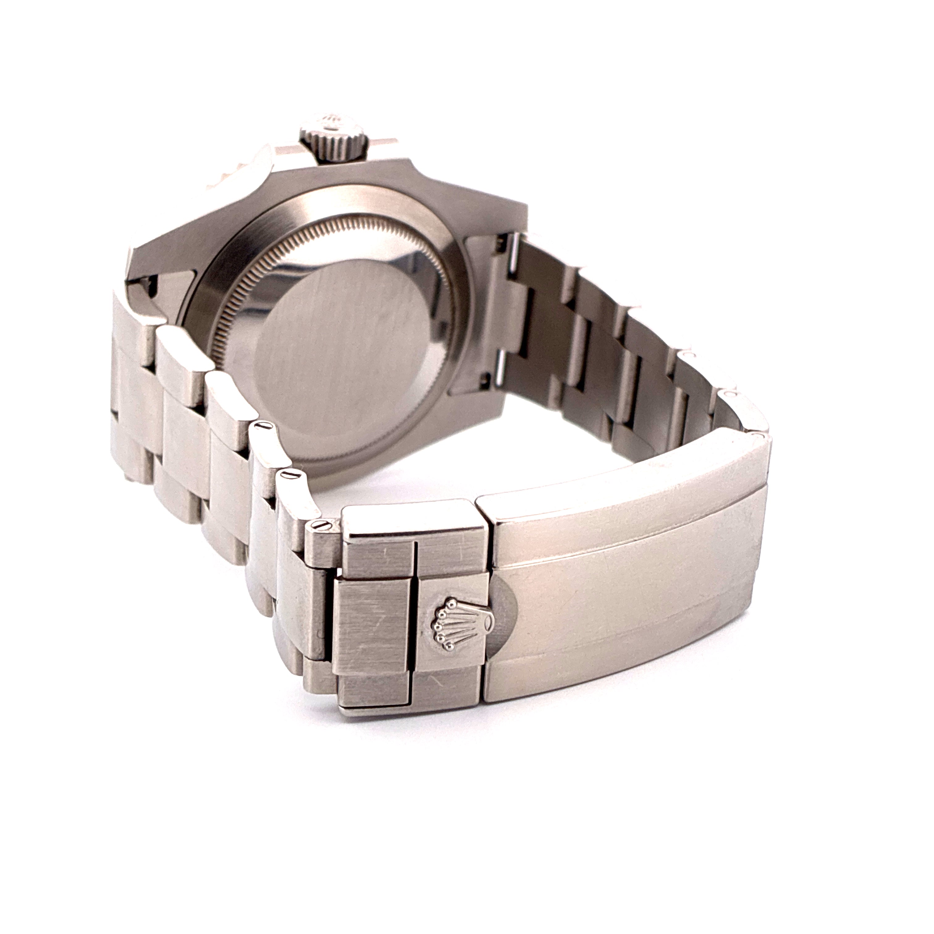 Rolex Submariner Date von der Seite mit Fokus auf das Edelstahlarmband und die Schließe mit Rolex-Krone, weißer Hintergrund