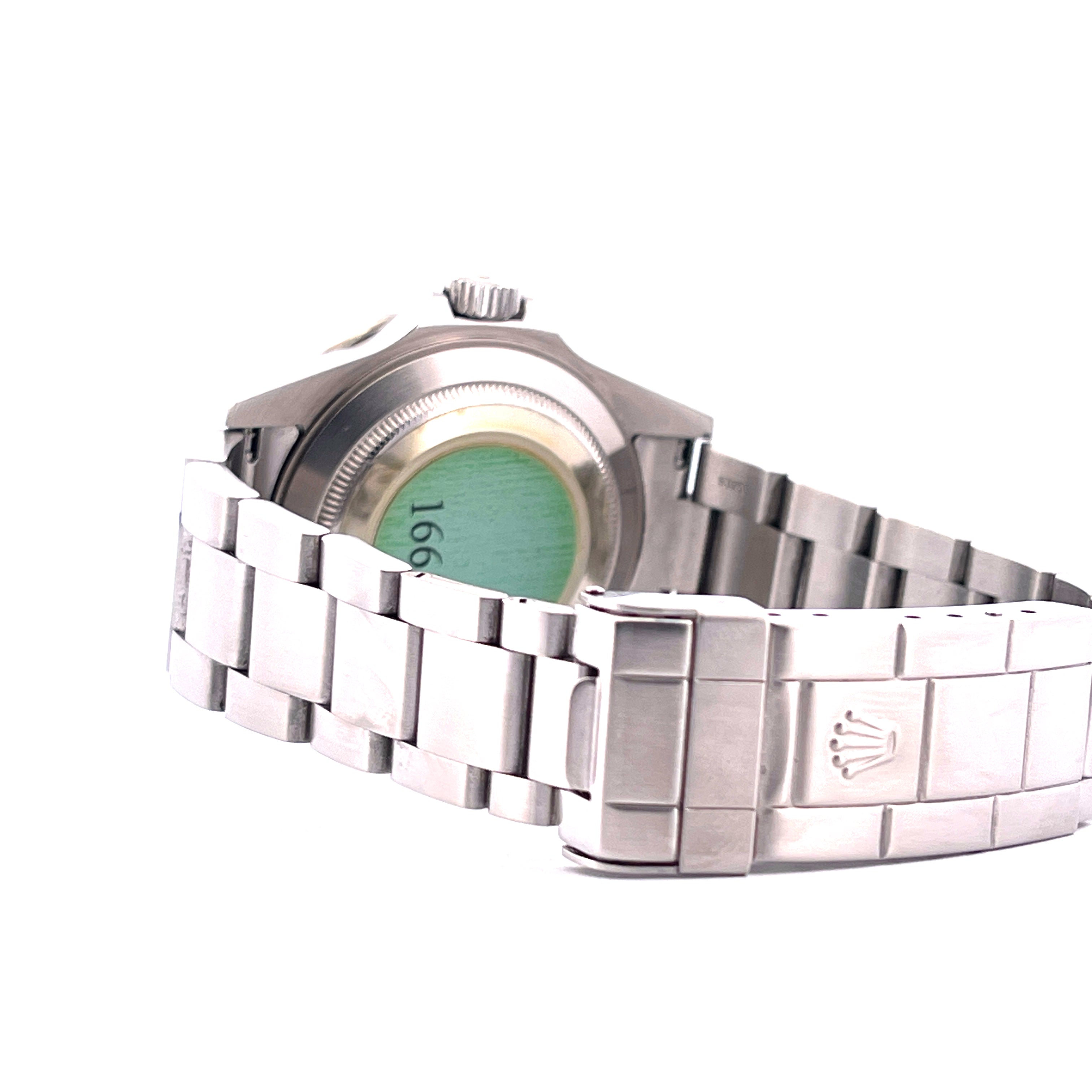 Rolex Submariner Date "Kermit" Stahl Armband und Schließe im Detail mit Rolex Krone auf weißem Hintergrund