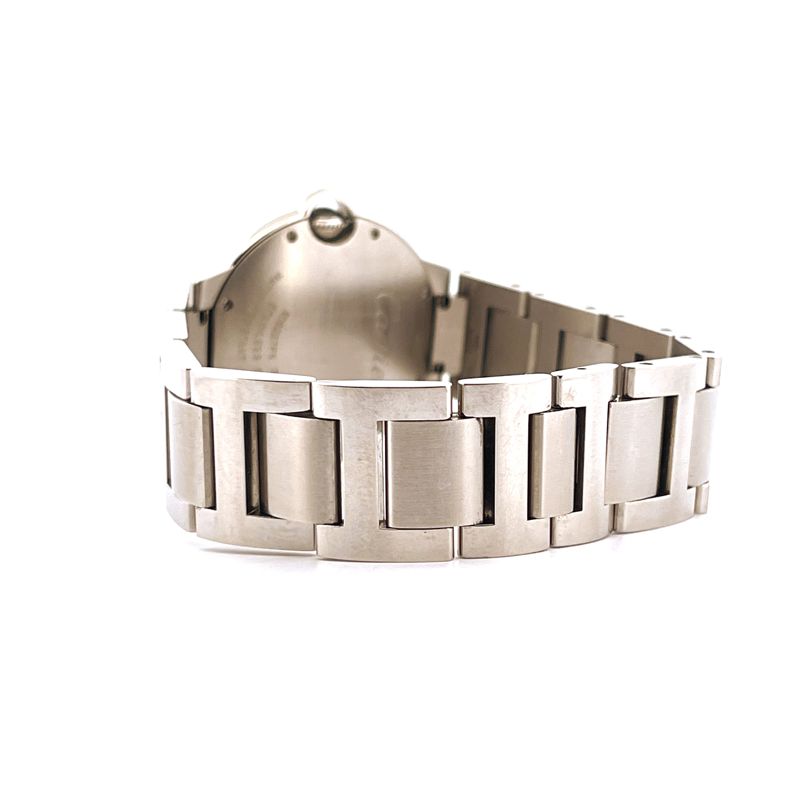 Cartier Ballon Bleu 3005, Seitenansicht des Edelstahlgehäuses und des Bandes auf weißem Hintergrund
