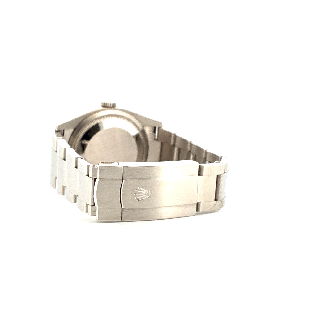 Rolex Oyster Perpetual 36 mit Edelstahlband und verdeckter Schließe mit Krone auf weißem Hintergrund