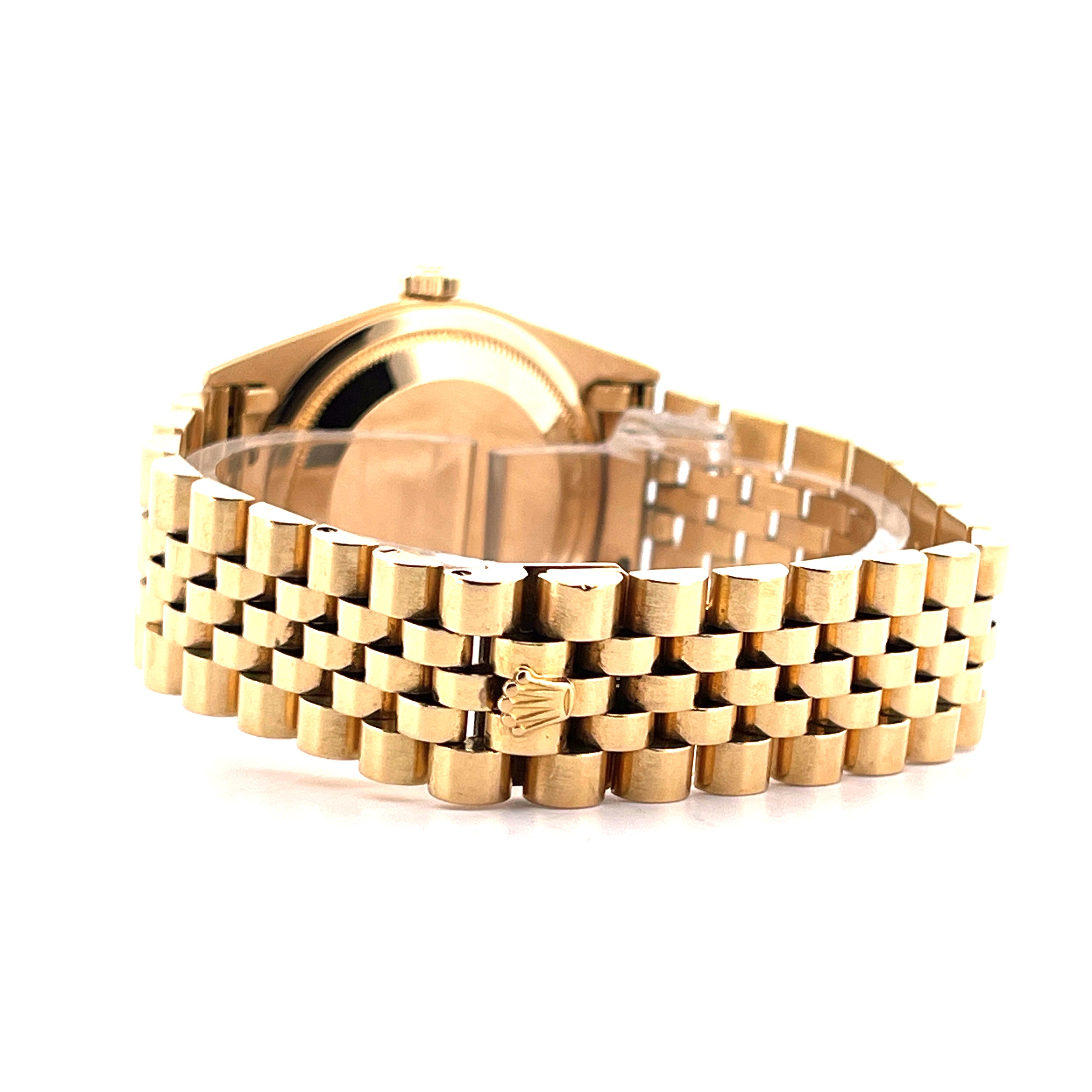 Seitenansicht einer goldenen Rolex Day-Date 36 mit JUBILEE-Armband, das Armband hat ein kleines Rolex-Logo