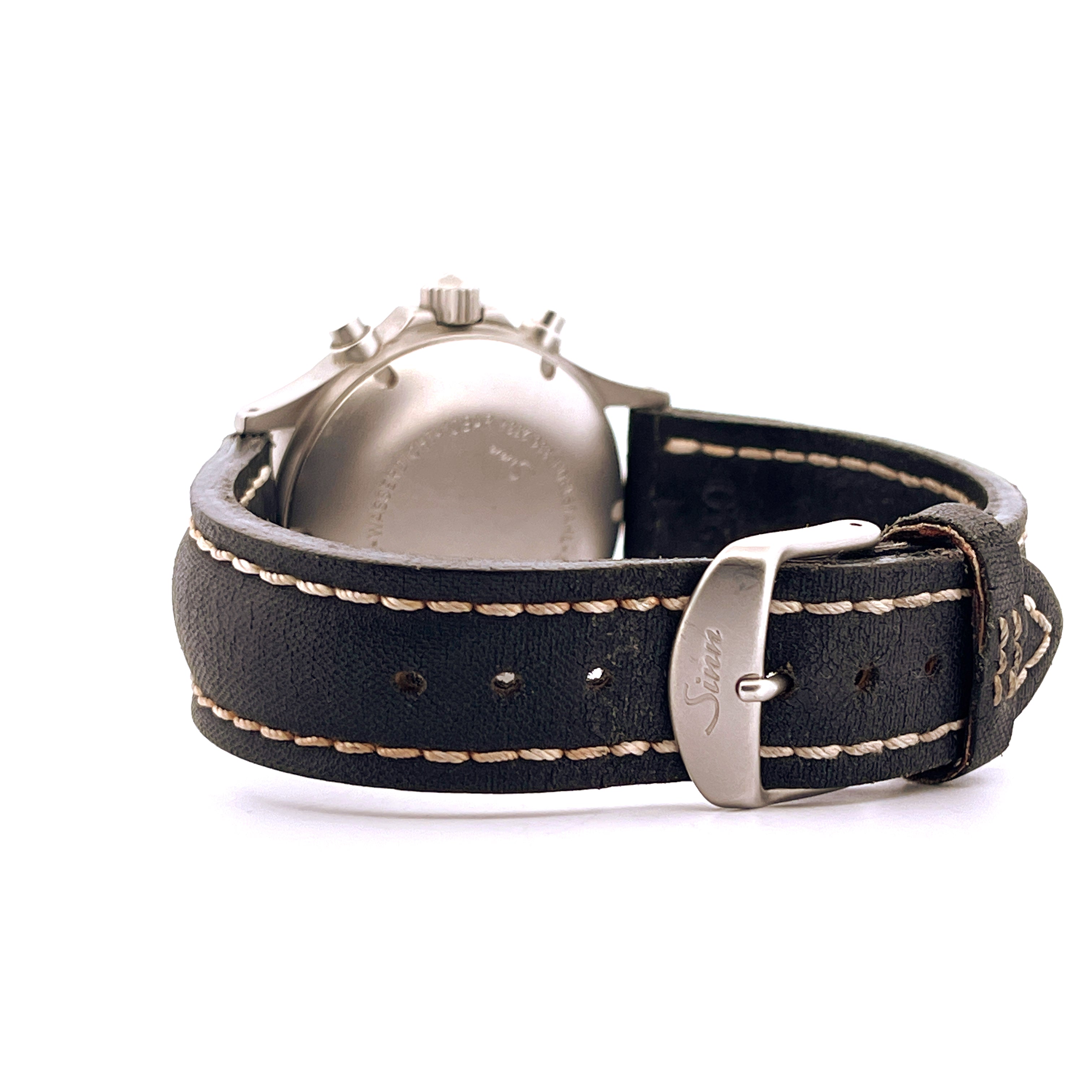 Sinn Flieger 356 Day Date im Detail Seitenansicht mit Edelstahlgehäuse und schwarzem Lederarmband mit Nähten