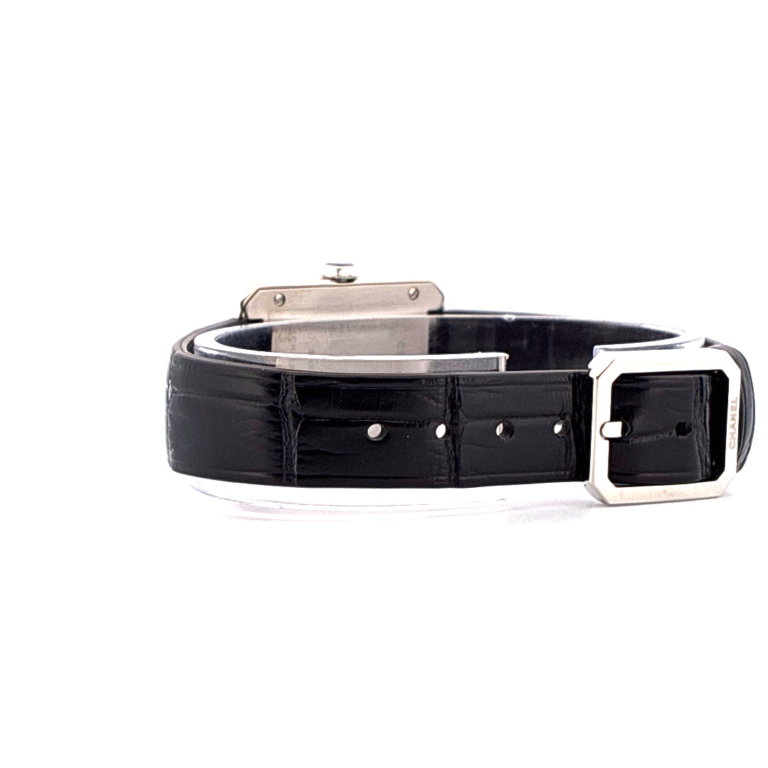 Seitenansicht der Chanel Boyfriend Uhr mit schwarzem Lederarmband und silberner Schließe