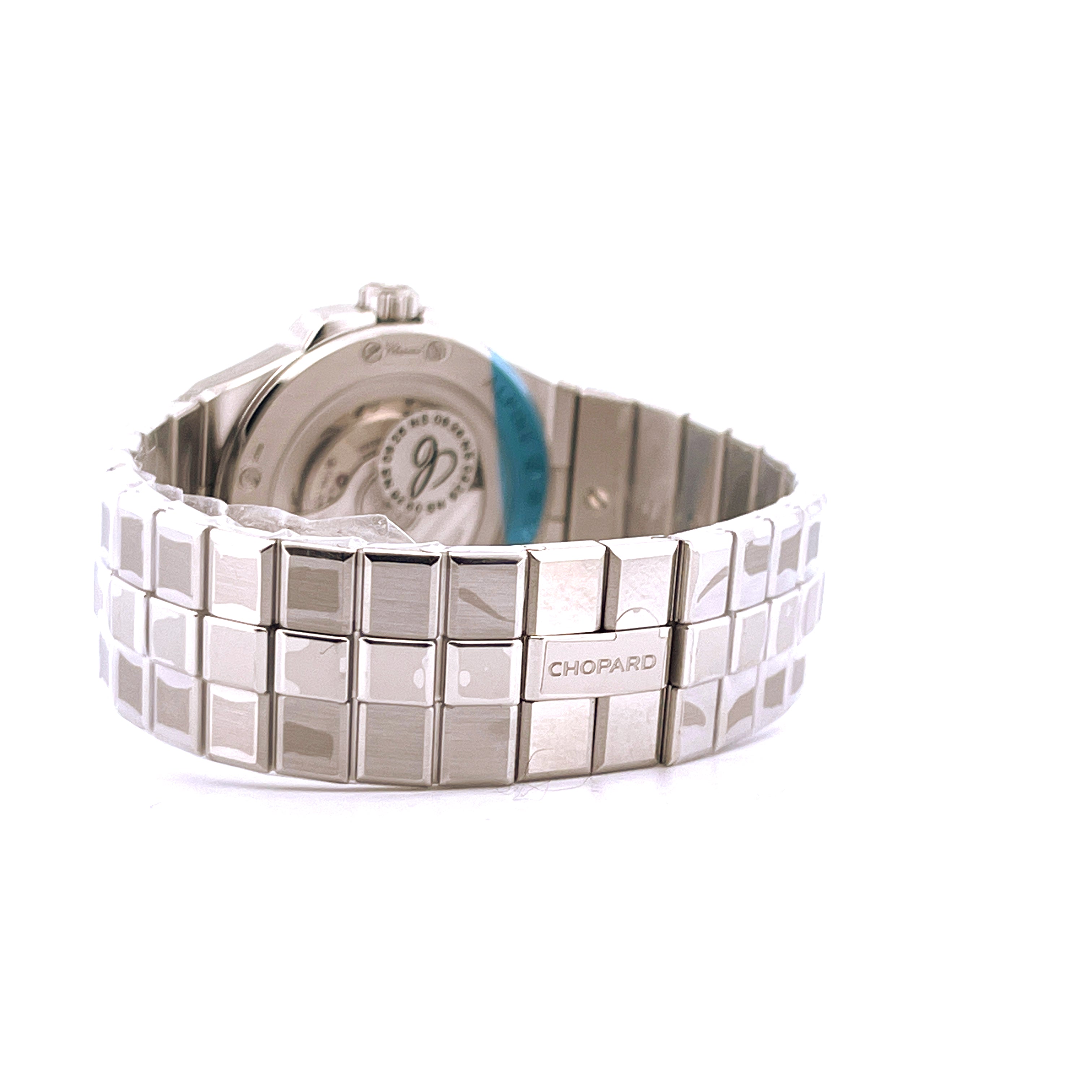 Seitenansicht einer Chopard Alpine Eagle 33mm aus Edelstahl mit charakteristischem Gliederarmband