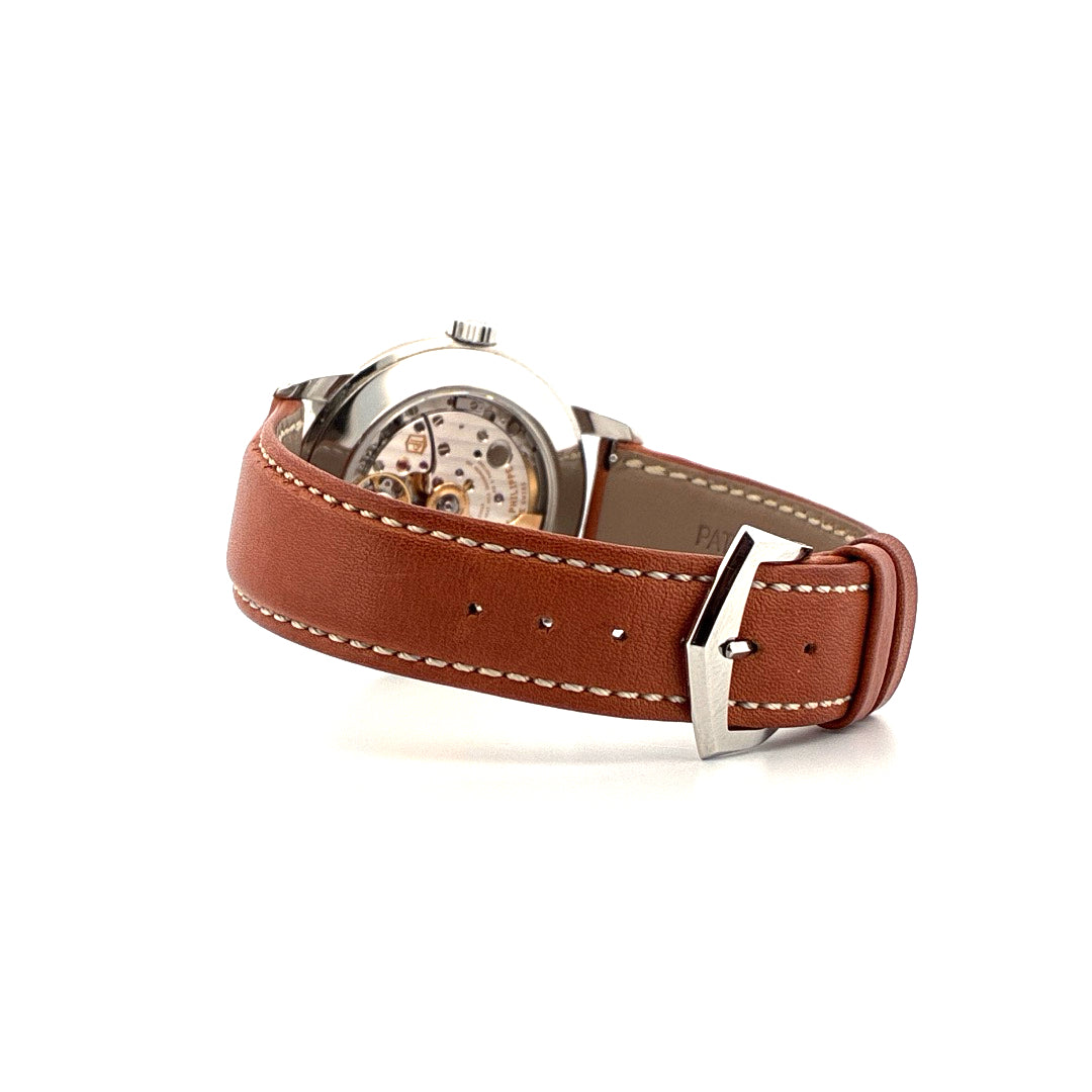 Patek Philippe Calatrava Weekly Calendar 5212A mit braunem Lederarmband und Stiftschließe von hinten