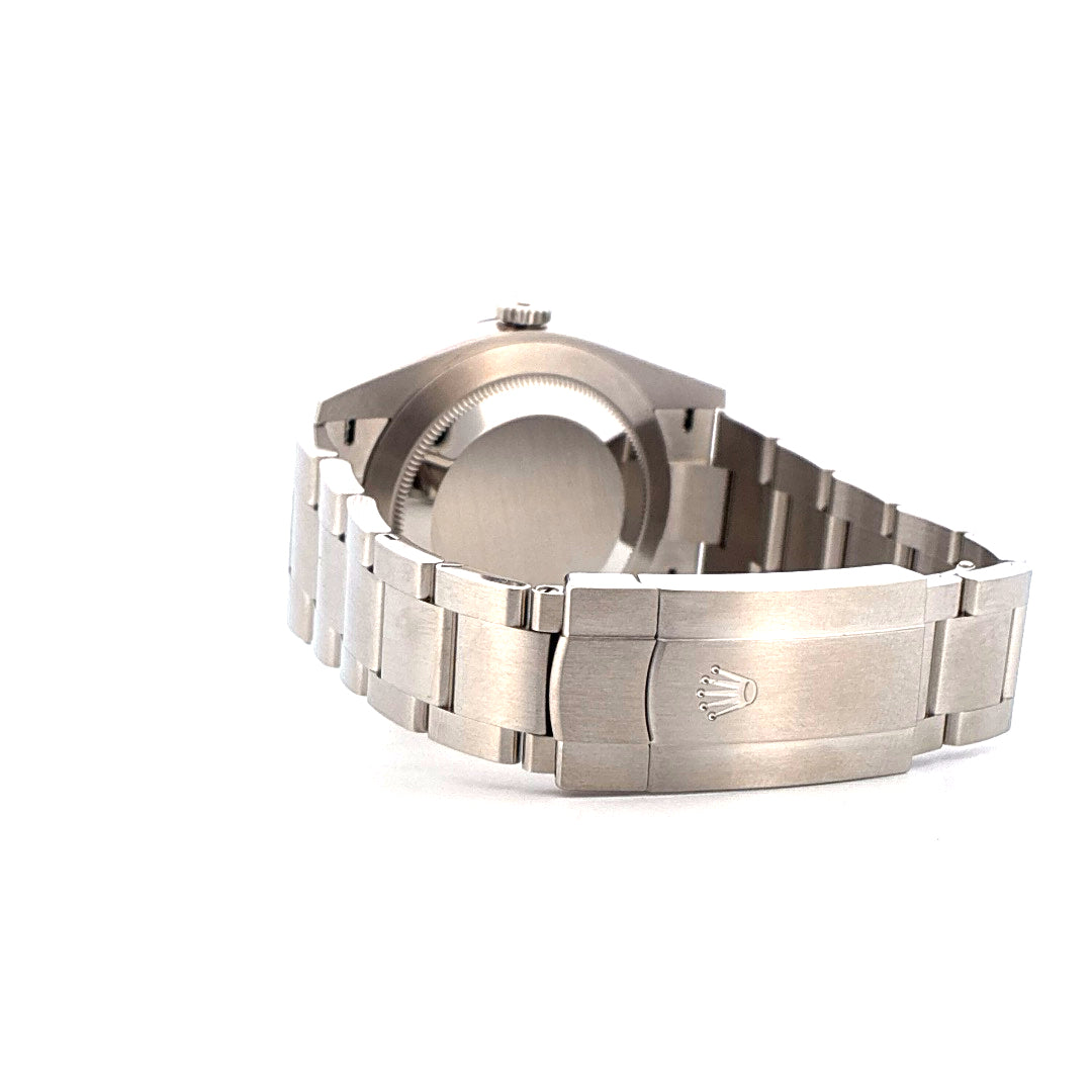 Rückansicht einer Rolex Oyster Perpetual 41 mit Edelstahlarmband und Schließe mit Rolex-Krone