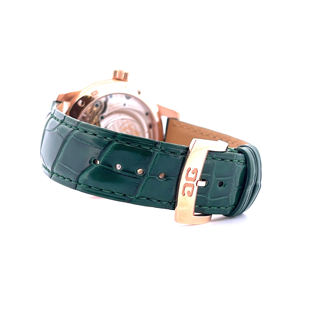 Glashütte Original PanoMaticLunar Roségold mit grünem Krokodil-Lederarmband und Dornschließe im Detail auf weißem Hintergrund