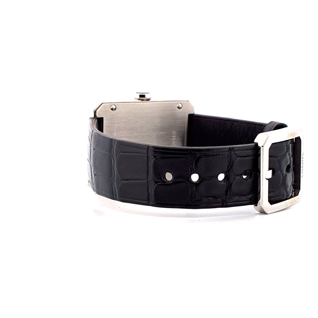 Chanel Boyfriend Uhr mit schwarzem Krokodillederarmband und Edelstahlschließe auf weißem Hintergrund