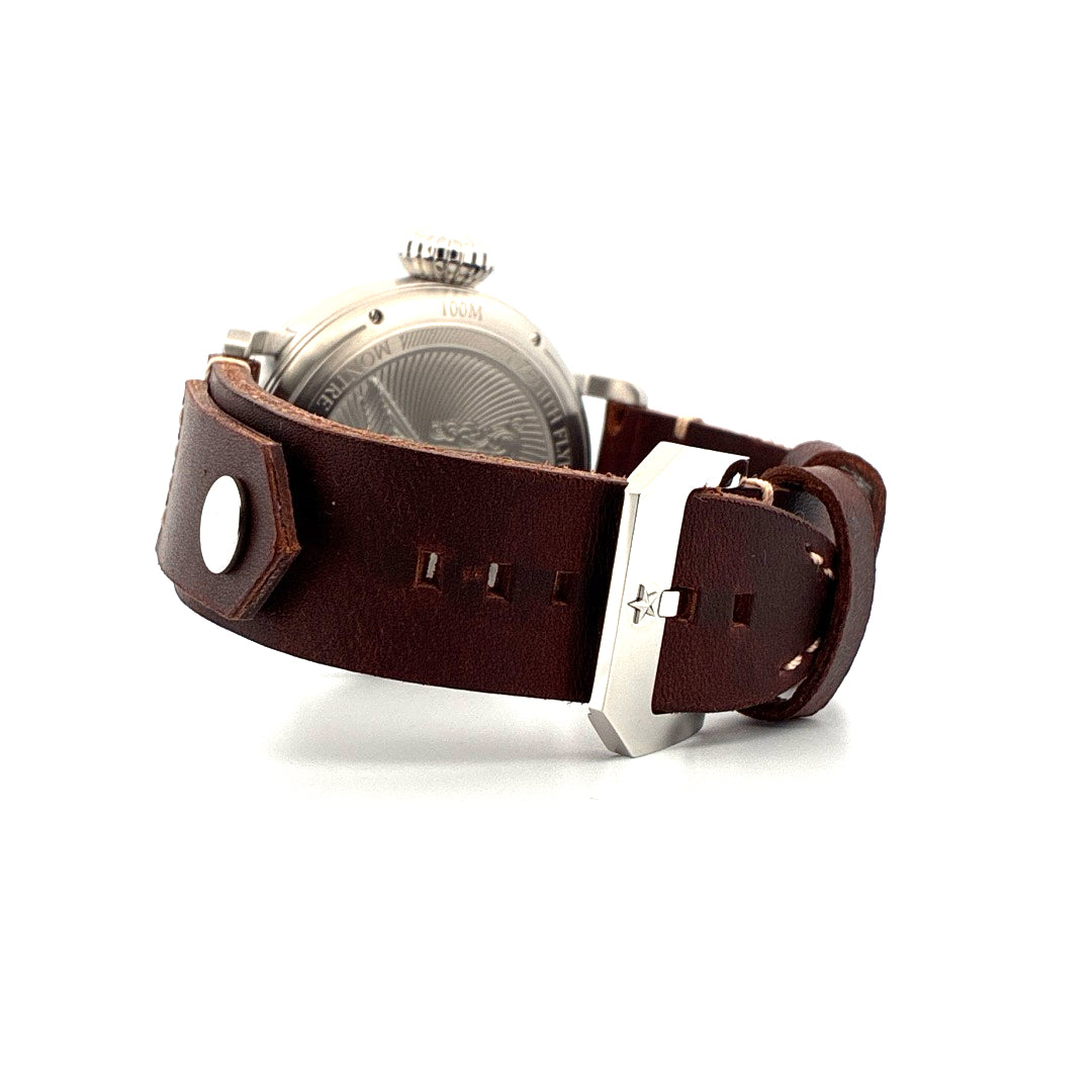 Seitenansicht der Zenith Type 20 Blueprint Limited Edition 45mm mit braunem Lederarmband und Edelstahlschließe