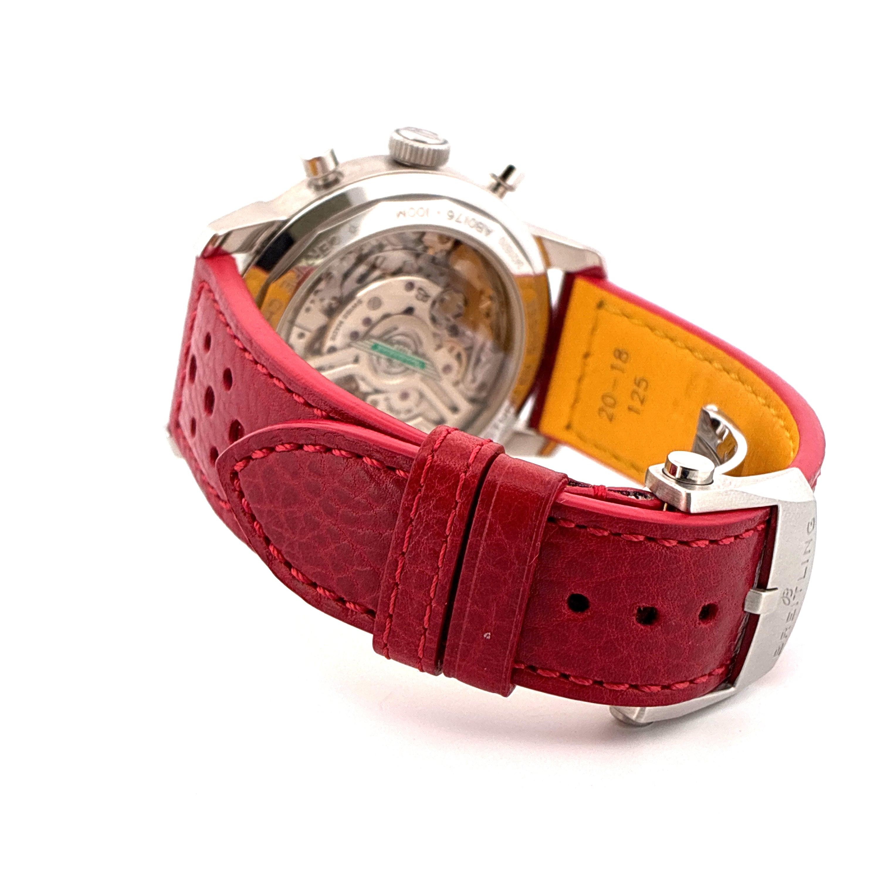 Breitling Top Time B01 Ford Thunderbird mit rotem Lederarmband und Sichtboden auf weißem Hintergrund