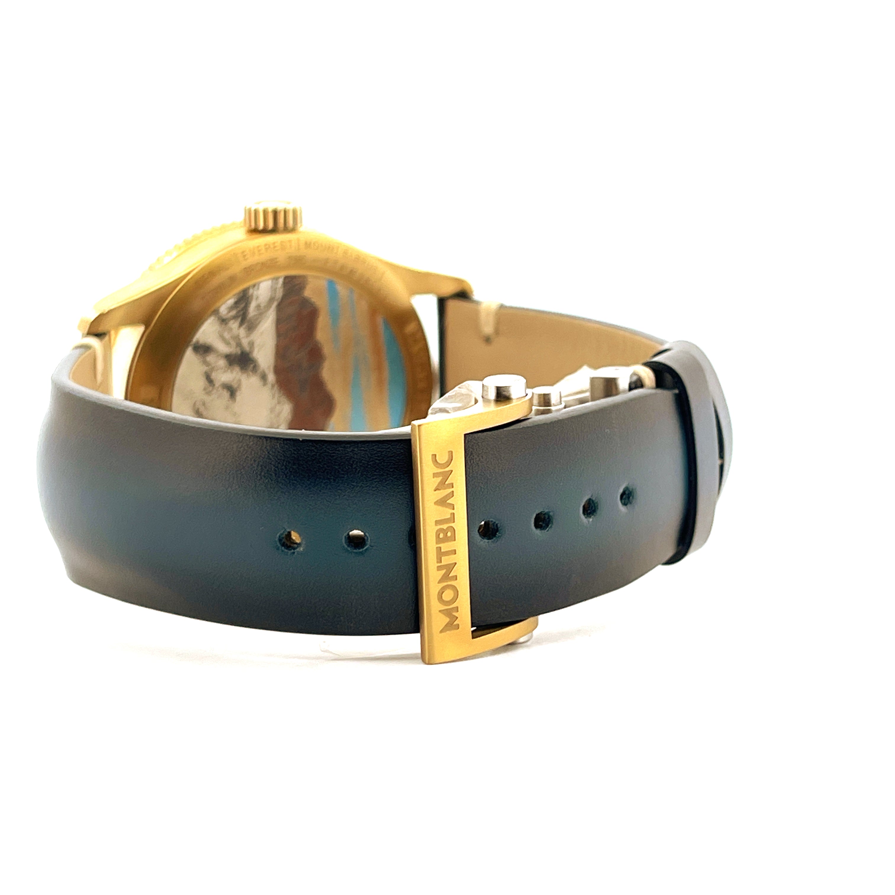 Montblanc Geosphere 0 Oxygen 42 mm Automatik in Bronze mit schwarzem Lederarmband und goldenem Verschluss auf weißem Hinte…