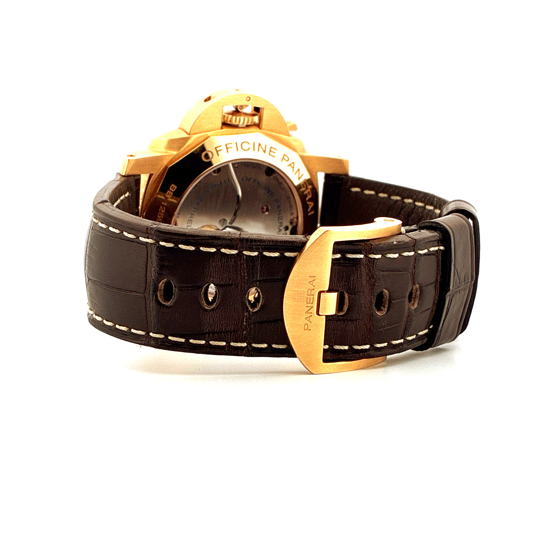 Rückansicht einer Panerai Luminor 1950 8 Days Gmt Pam 289 Roségold Uhr mit braunem Lederarmband