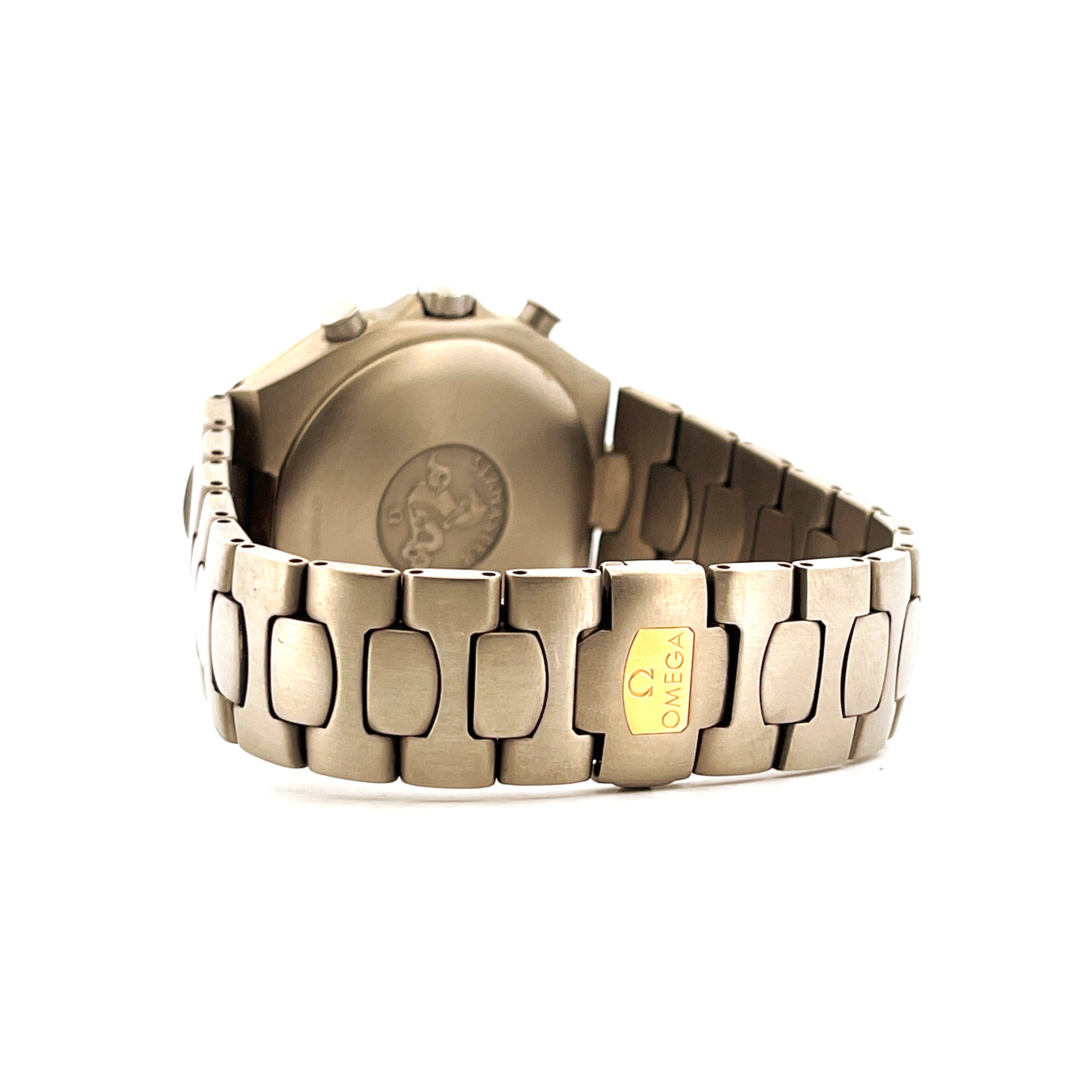 Omega Seamaster Polaris Grey aus Stahl und Gold mit Omega-Schließe im Detail auf weißem Hintergrund