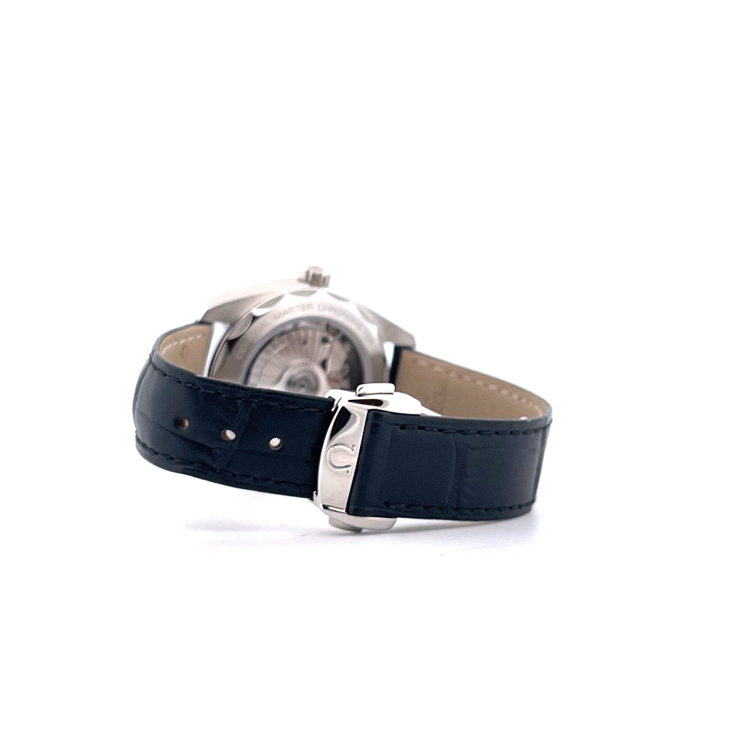 Seitenansicht der Omega Seamaster Aqua Terra 38mm mit blauem Lederarmband und Stahlschließe