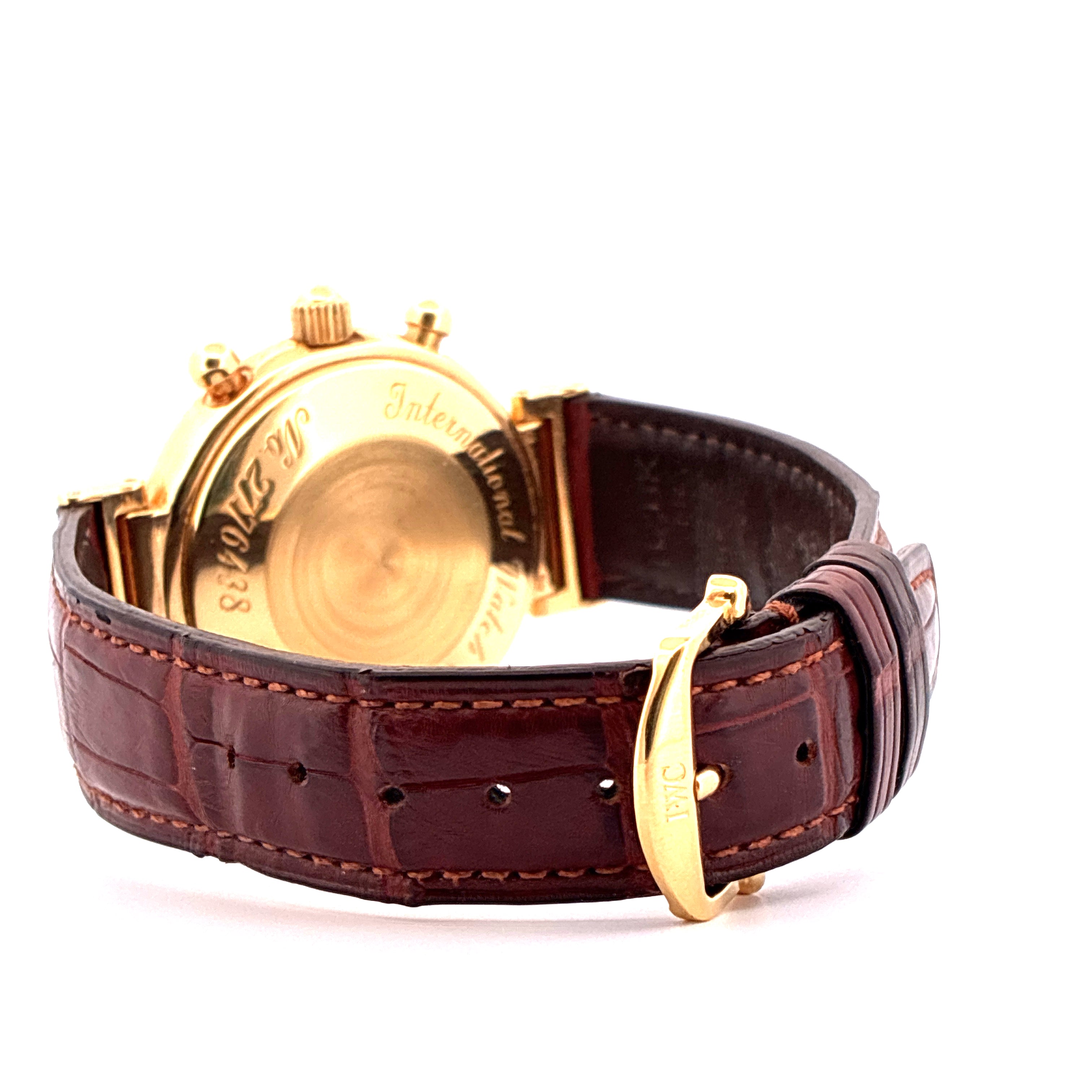 IWC Da Vinci Perpetual Calendar aus Gelbgold mit dunkelbraunem Kroko-Armband und Schließe, Rückseite der Uhr mit Gravur