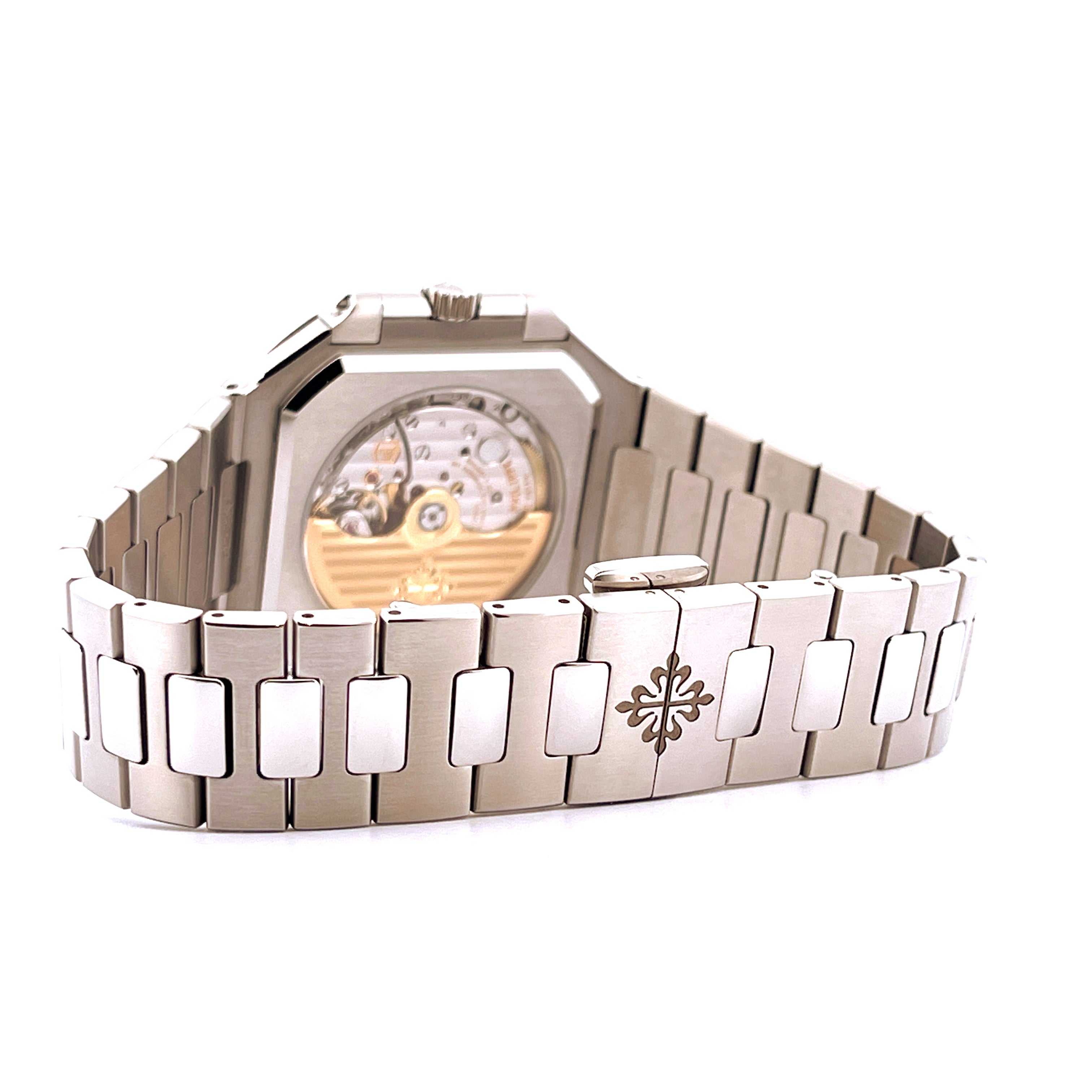 Patek Philippe Cubitus Steel Green Dial Uhr von der Rückseite mit Sicht auf das Werk und stählernem Armband