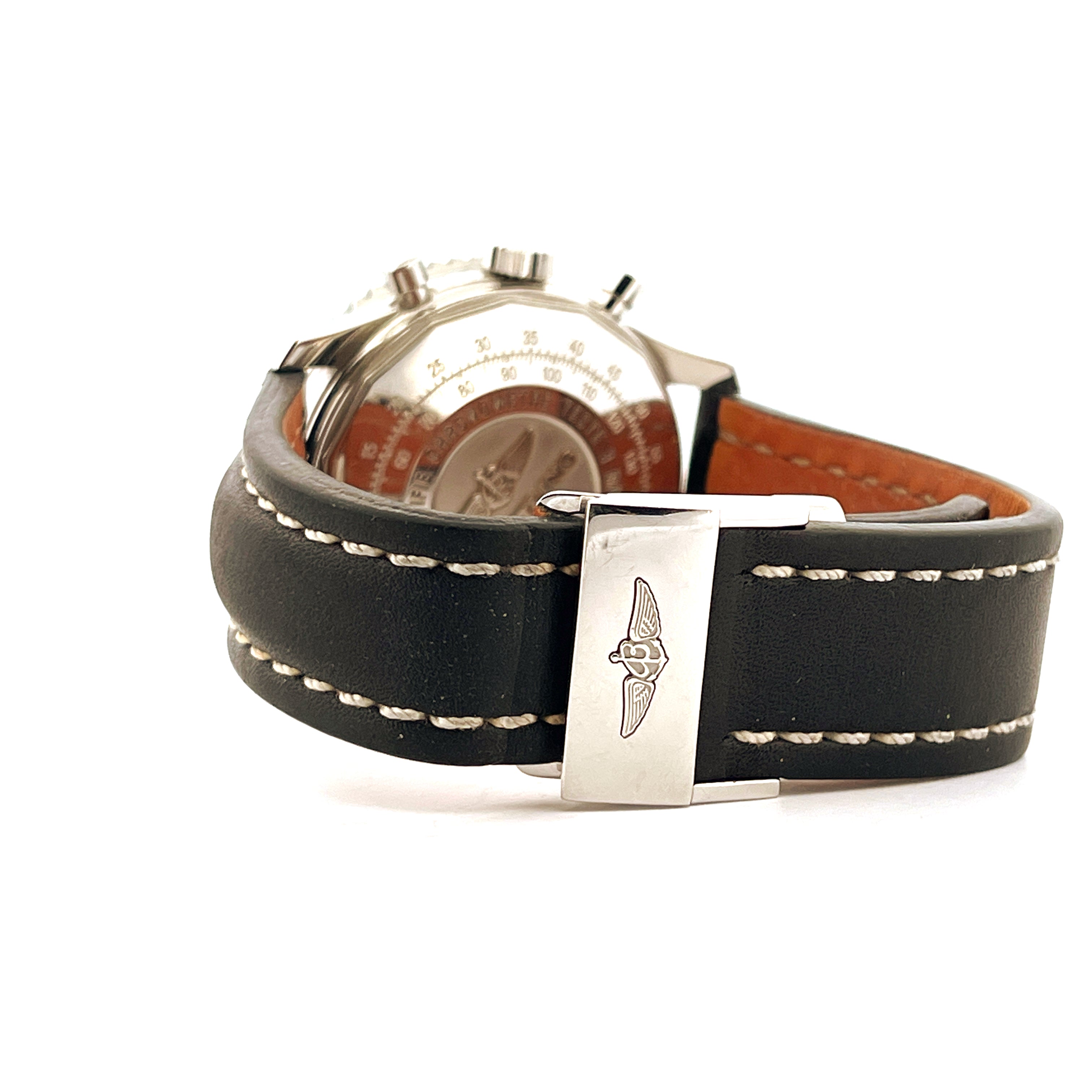 Breitling Navitimer B01 von der Seite mit schwarzem Lederarmband und einer silbernen Faltschließe mit Logo