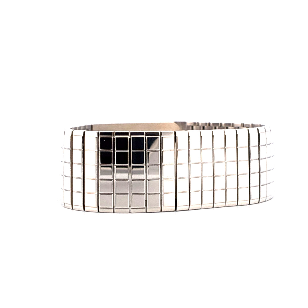 Chanel Code Coco Ref. H5100 Edelstahl Armbanduhr mit quadratischen Gliedern vor weißem Hintergrund