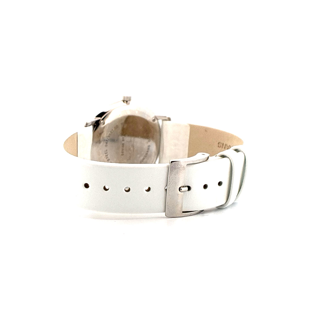 Seitenansicht einer Junghans Max Bill Lady Uhr mit weißem Lederarmband und Edelstahlschließe