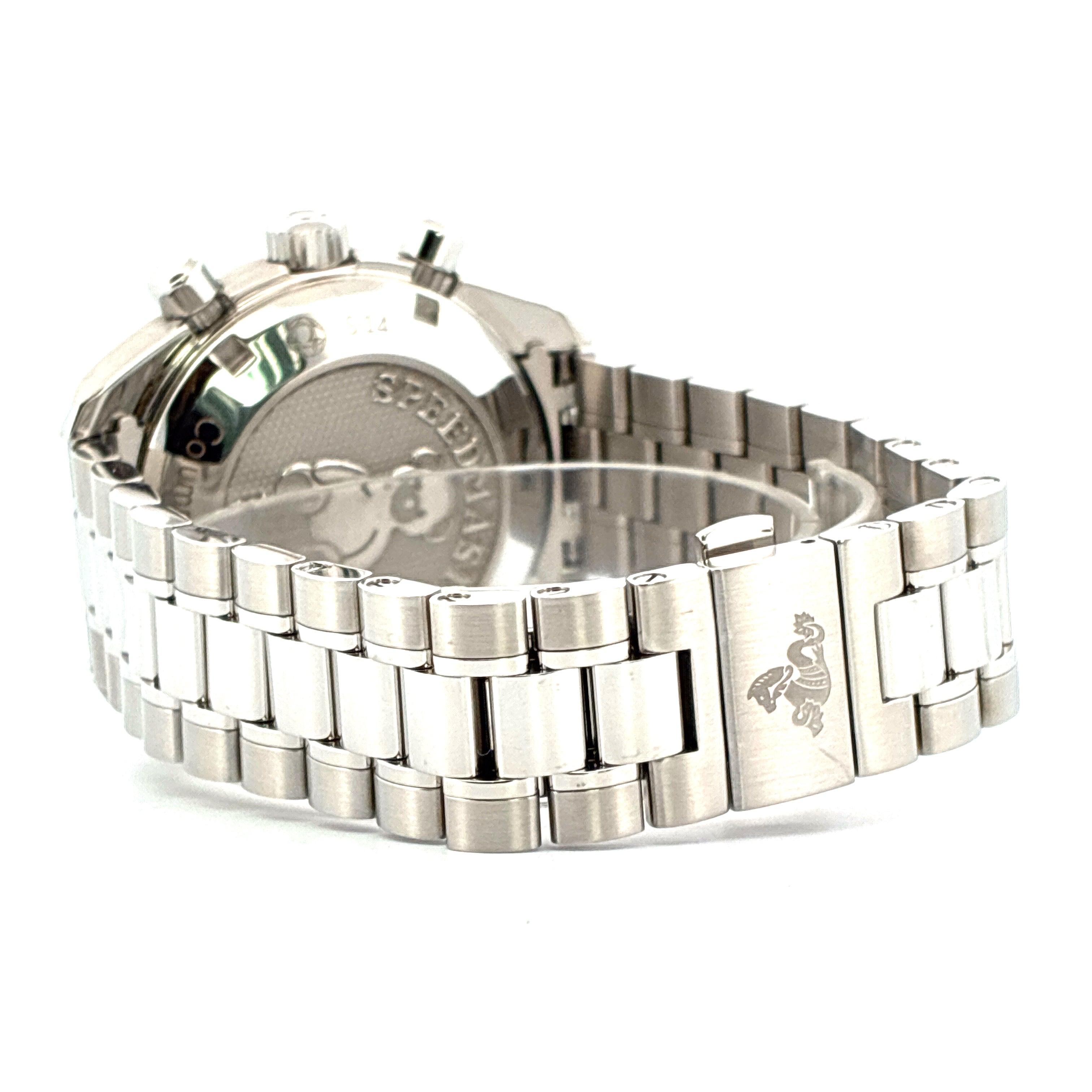 Omega Speedmaster Chronograph Co-axial im Seitenprofil mit Edelstahlarmband und dem Seepferdchen-Logo auf der Schliesse