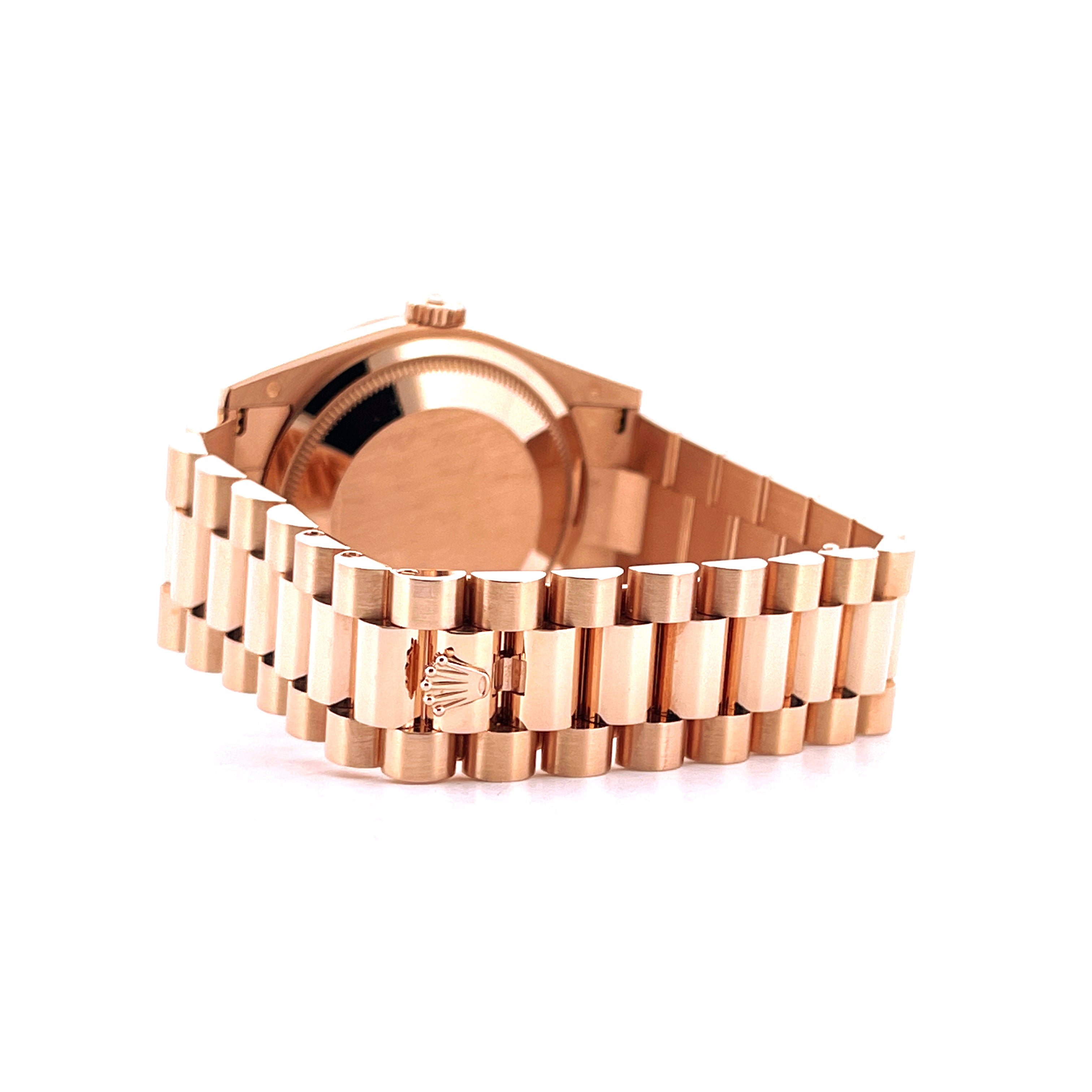 Seitenansicht einer Rolex Day-Date 36 aus Roségold mit Präsidentenarmband und Rolex-Krone