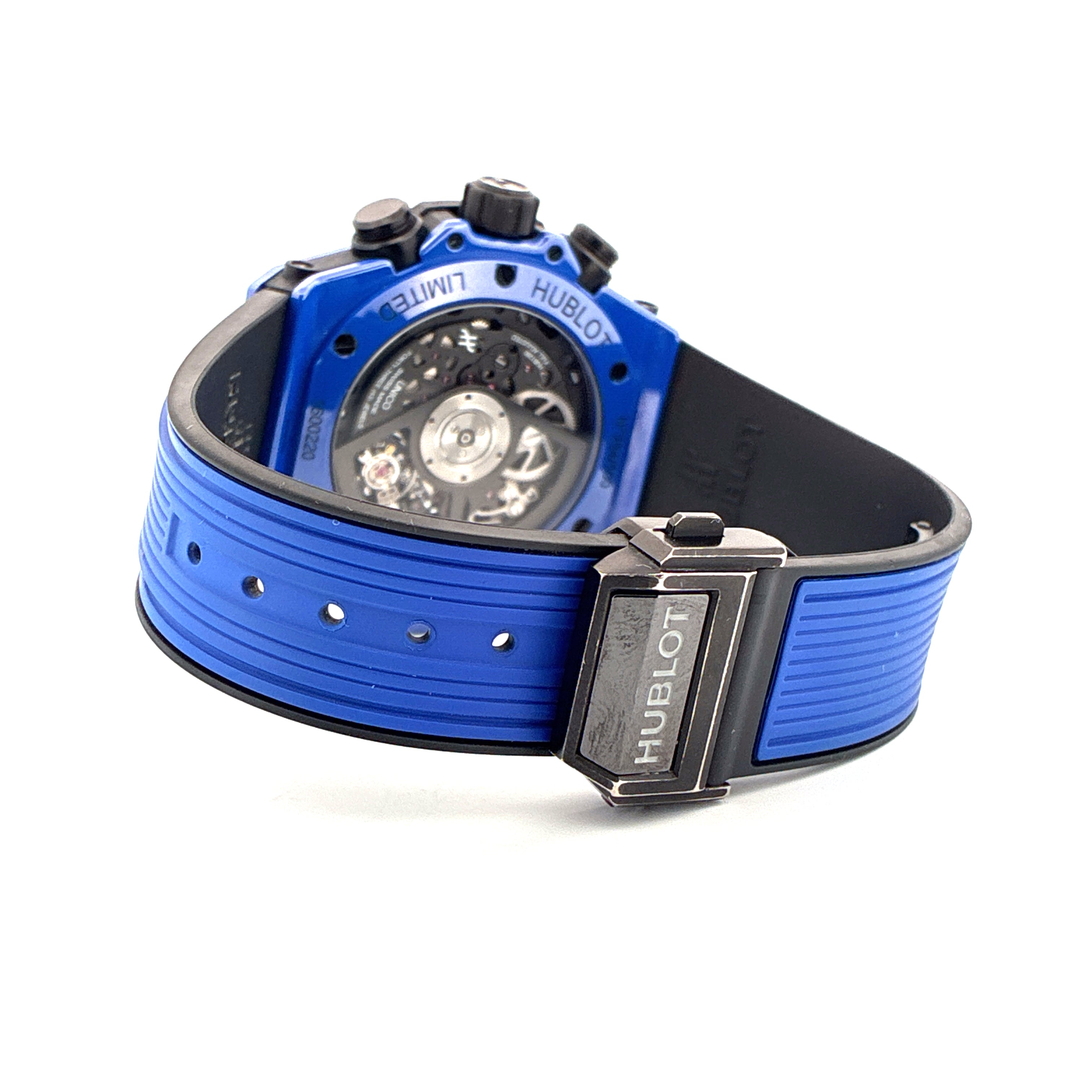 Rückansicht einer blauen Hublot Big Bang Unico Skeleton Limited Edition Uhr mit Datumsanzeige und schwarzem Kautschukarmband