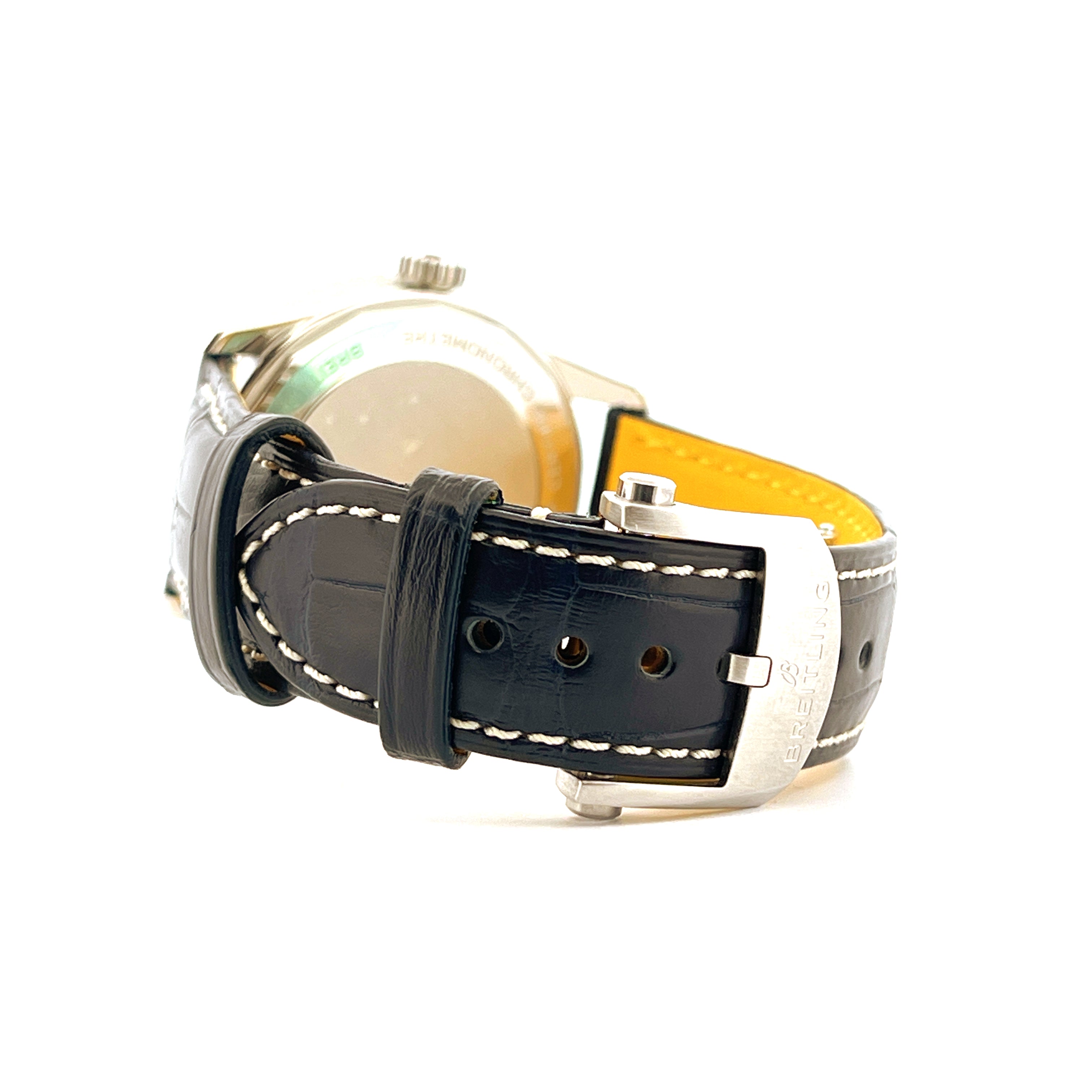 Seitenansicht eines Breitling Navitimer Automatic 41 Automatikuhrenarmbands mit Stahlschließe und gelbem Innenfutter