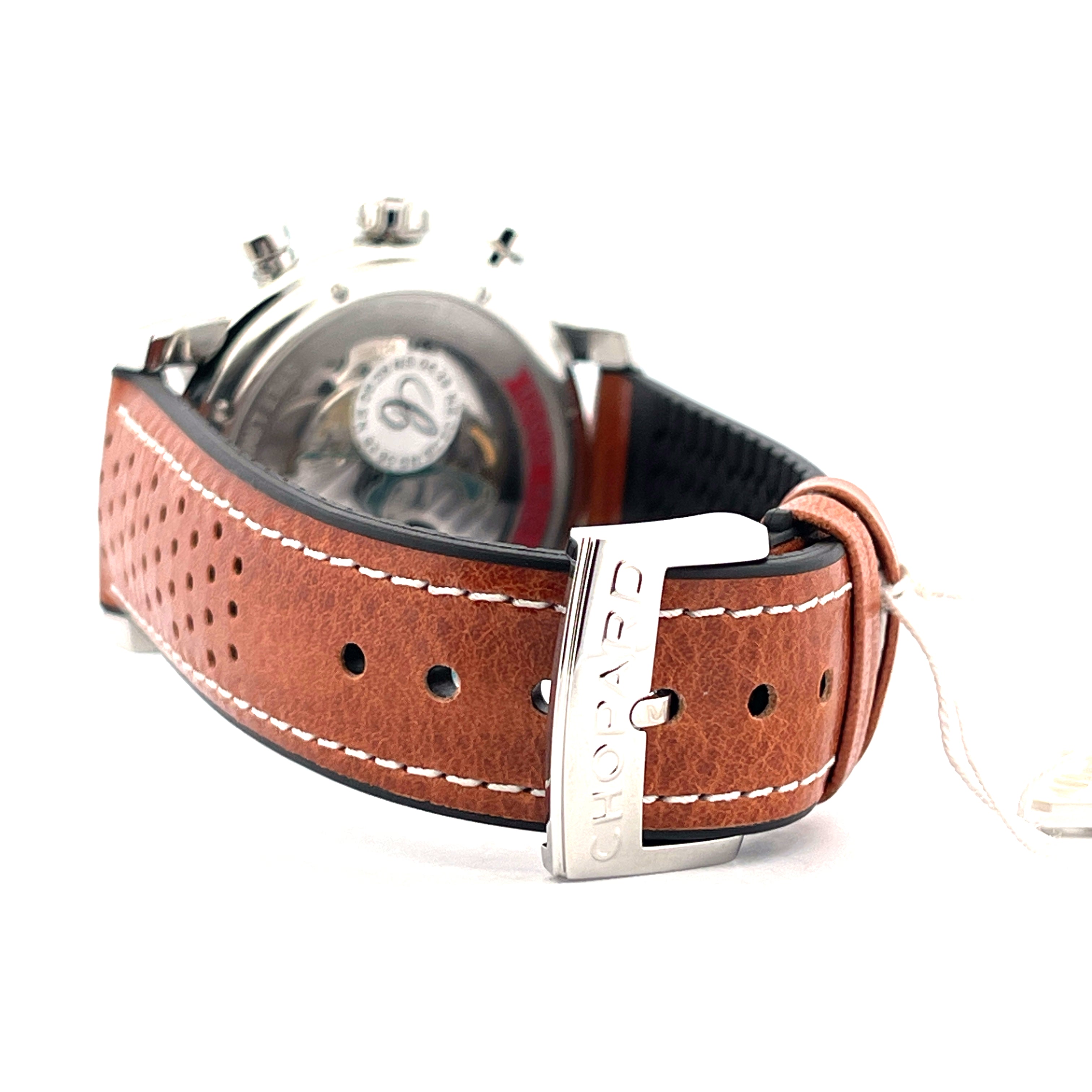 Chopard Mille Miglia SYLT Edition: Seitenansicht mit braunem Lochlederarmband und polierter Stahlschließe