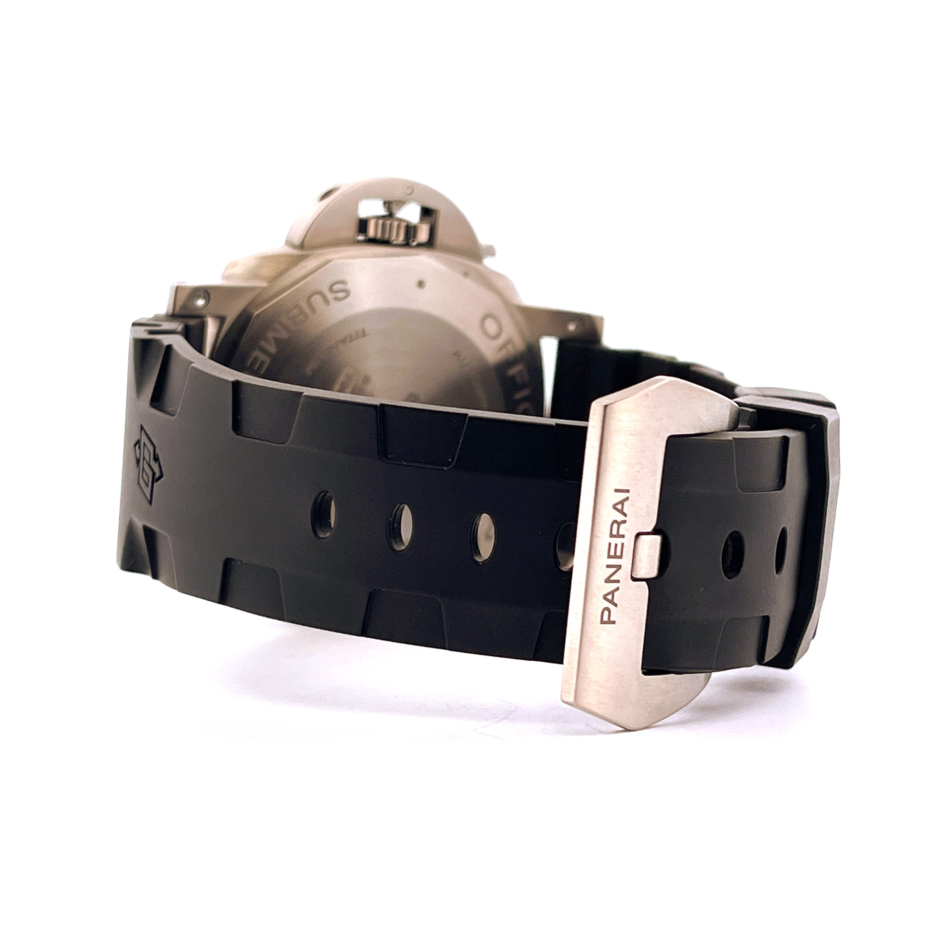 Rückansicht einer Panerai Luminor Submersible Uhr mit schwarzem Kautschukband und Titanschließe