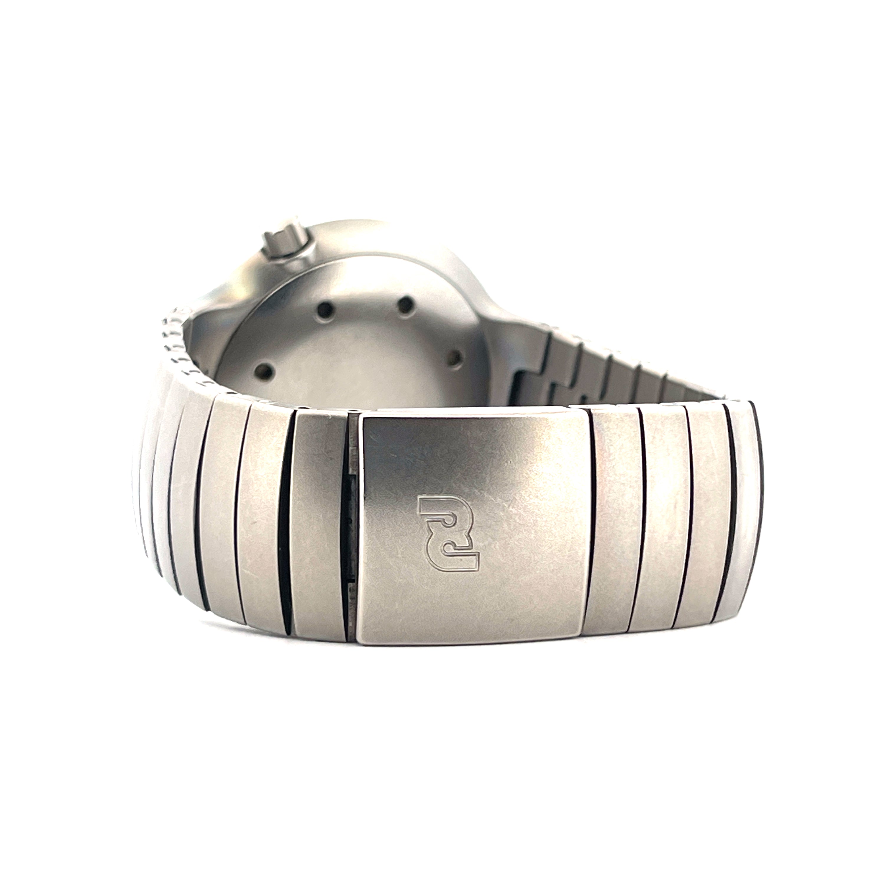 IWC Porsche Design Ocean 2000 1984 Titan Gehäuse und Band Seitenansicht mit Logo auf Schließe